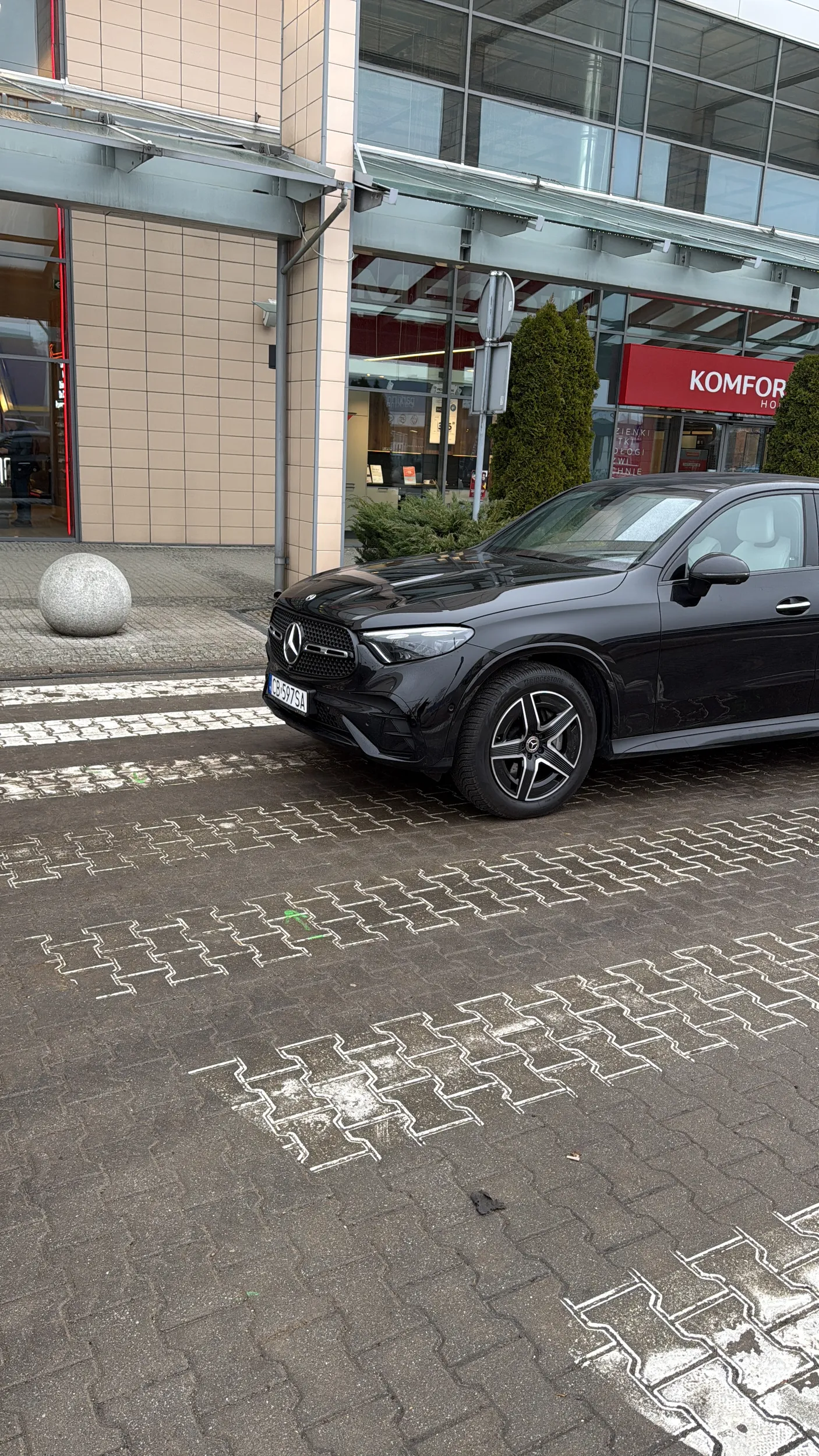 Marcedesem przecież nie będzie stawał na miejscach wyznaczonych