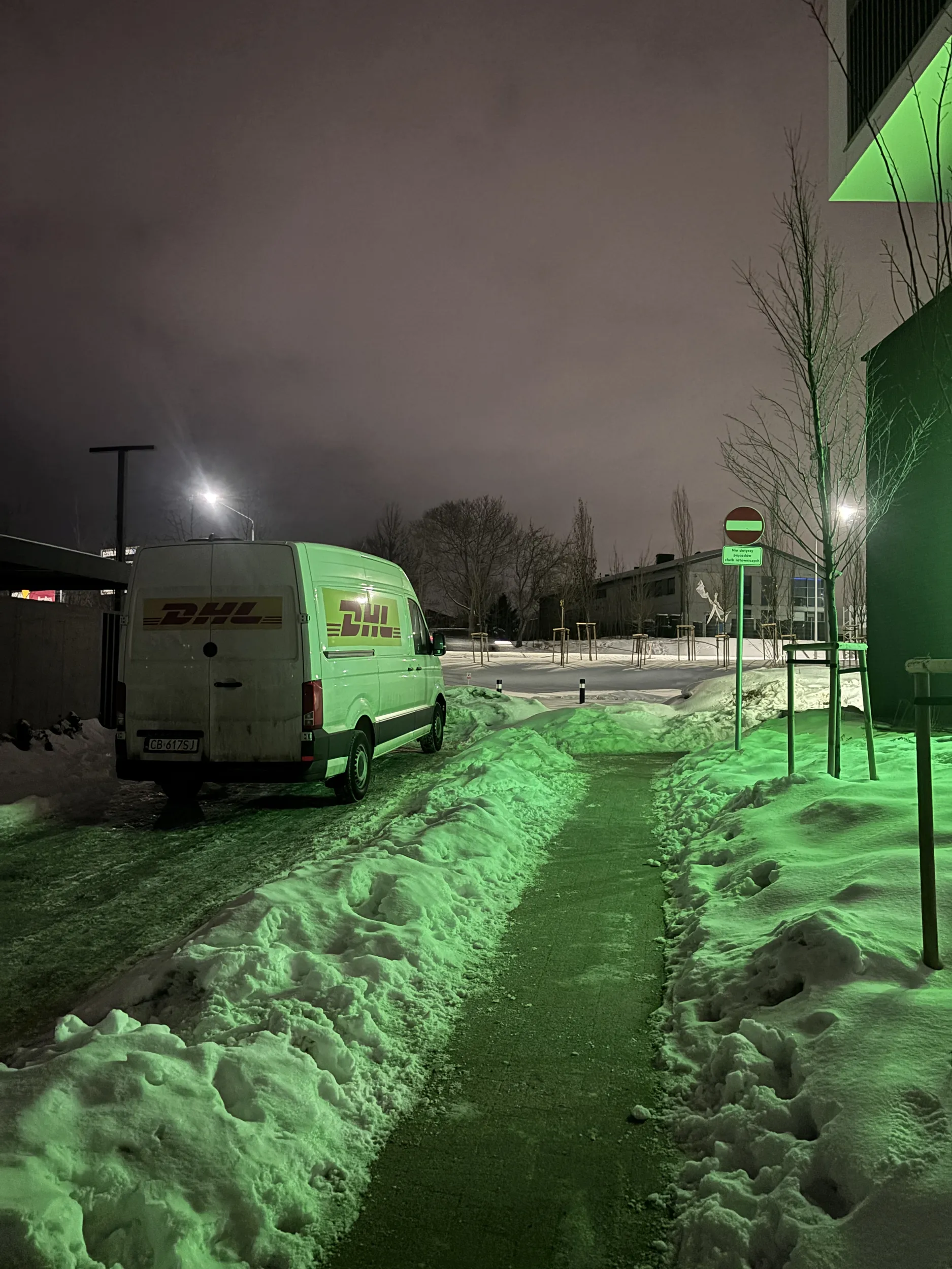 Wjazd za B-2 to już codzienność. Upośledzenie DHL-owiec nie ogarnia znaków.