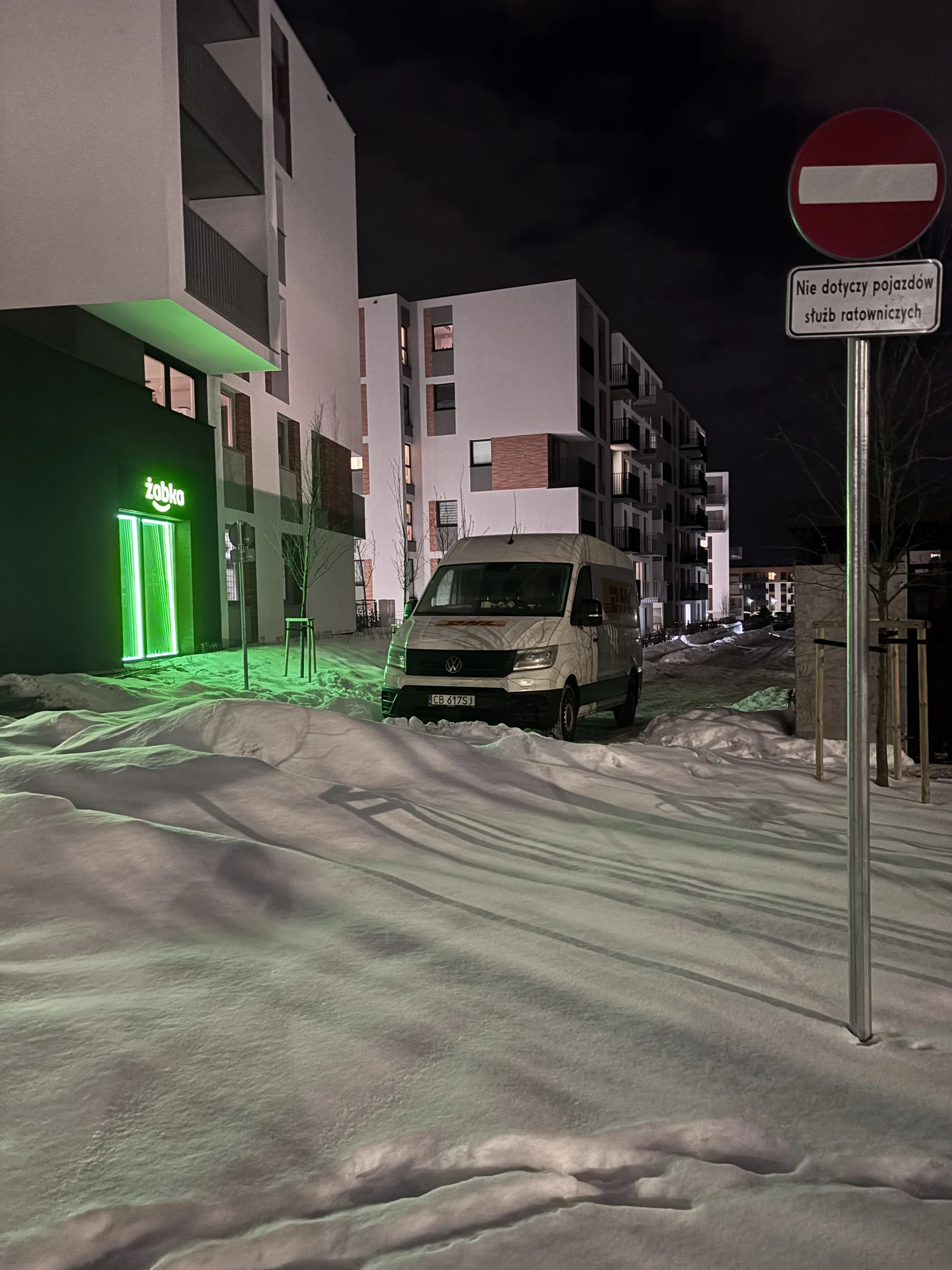 Wjazd za B-2 to już codzienność. Upośledzenie DHL-owiec nie ogarnia znaków.