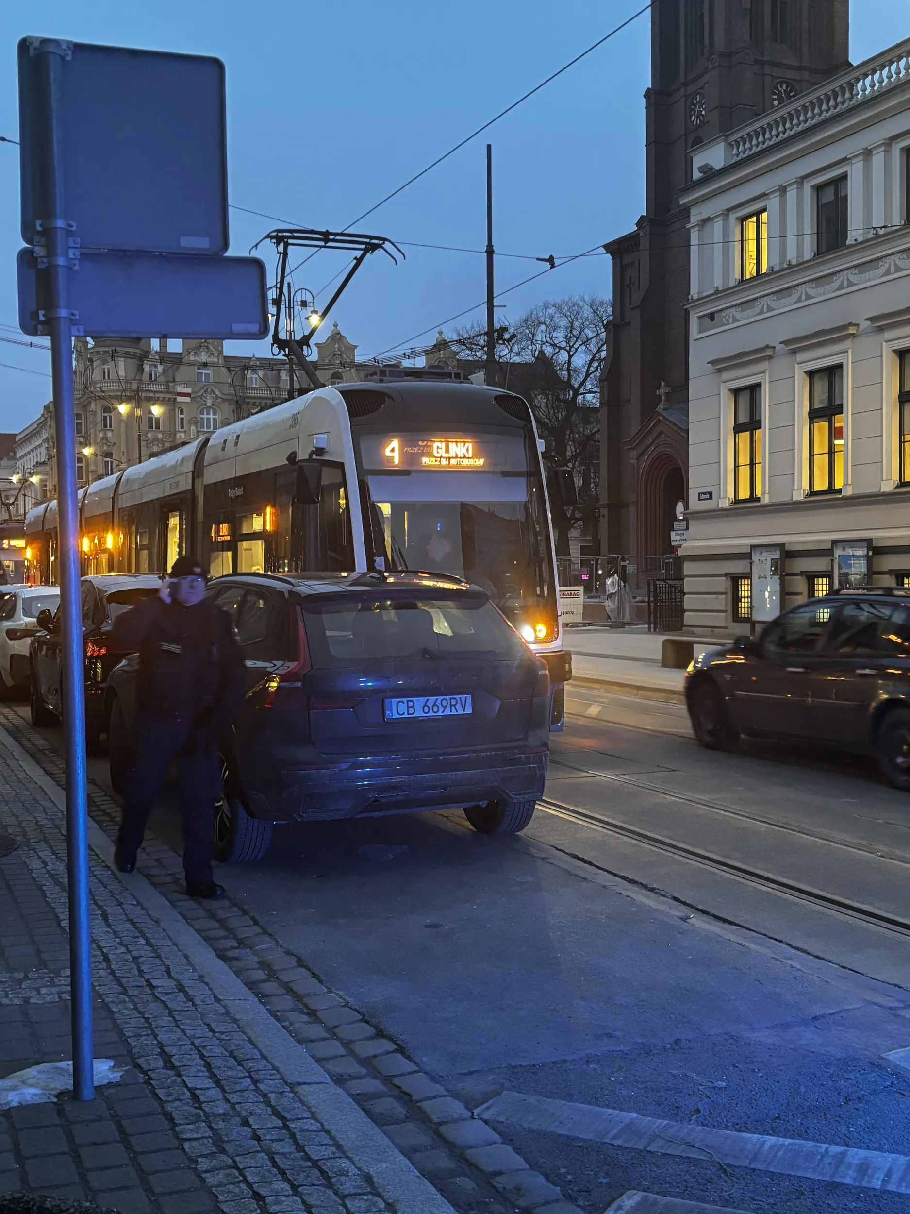 Dzięki pół miasta lubi butowac z roboty na mrozie ?