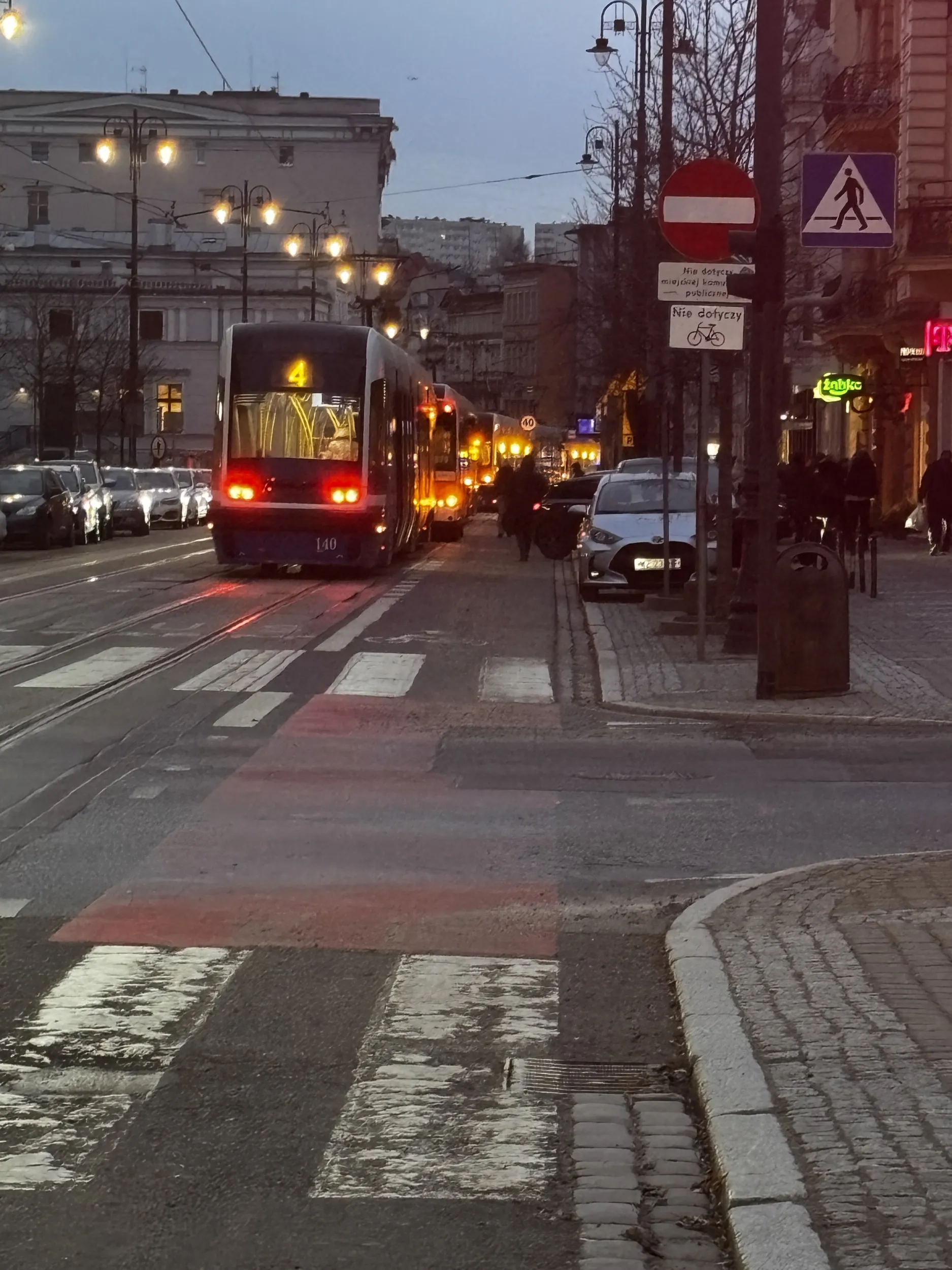 Dzięki pół miasta lubi butowac z roboty na mrozie ?