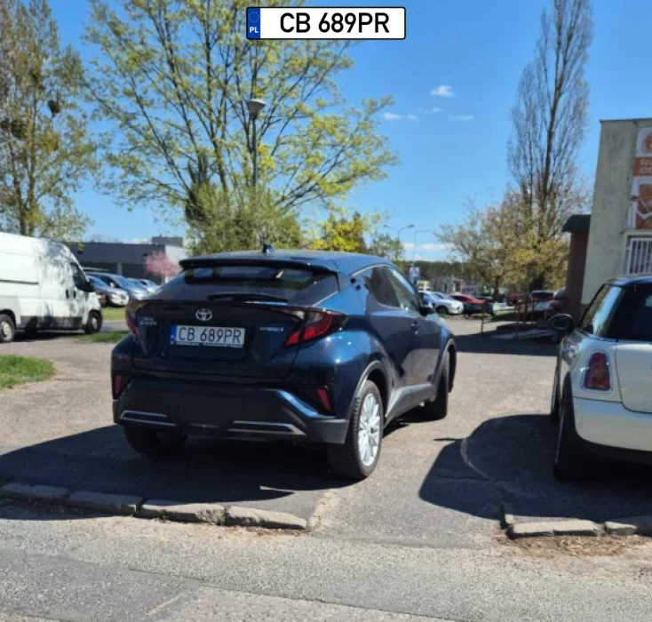 No w końcu pasuje: Toyota idiota. Parkujesz na wjeździe ślepoto.