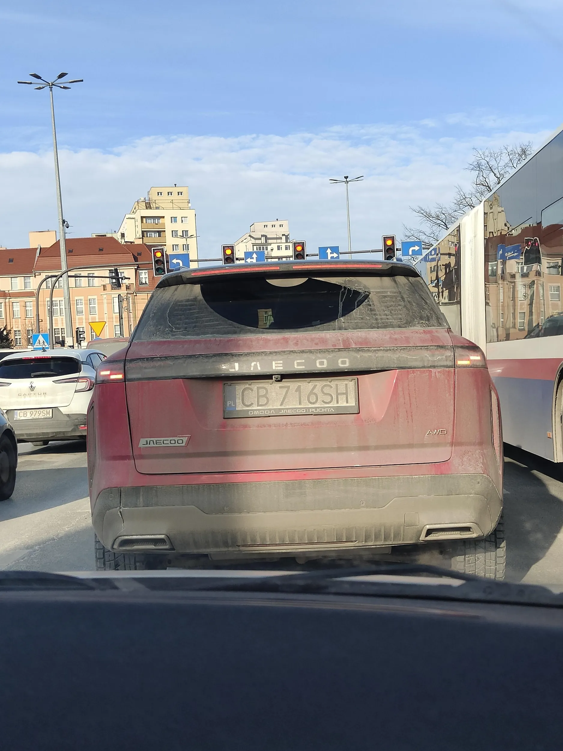 Kierowca jest niewidomy albo nie wie co to martwe pole wbijając się na inny pas nie zwracając uwagi na inny pojazd, milimetry od kolizji