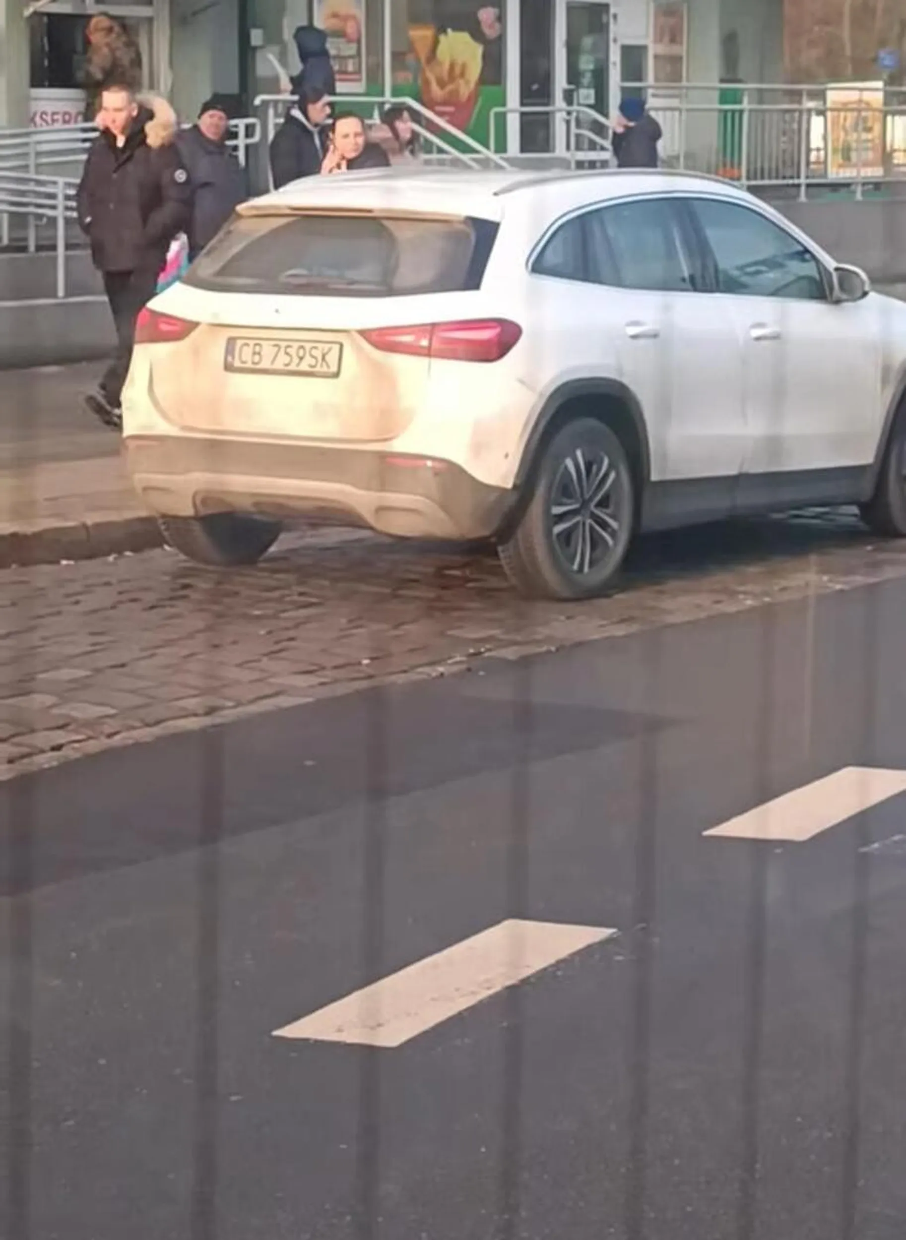 Światła niewidoczności na przystanku autobusowym? Kierowca  w Żabce. https://www.facebook.com/share/v/1FVEm9885X/