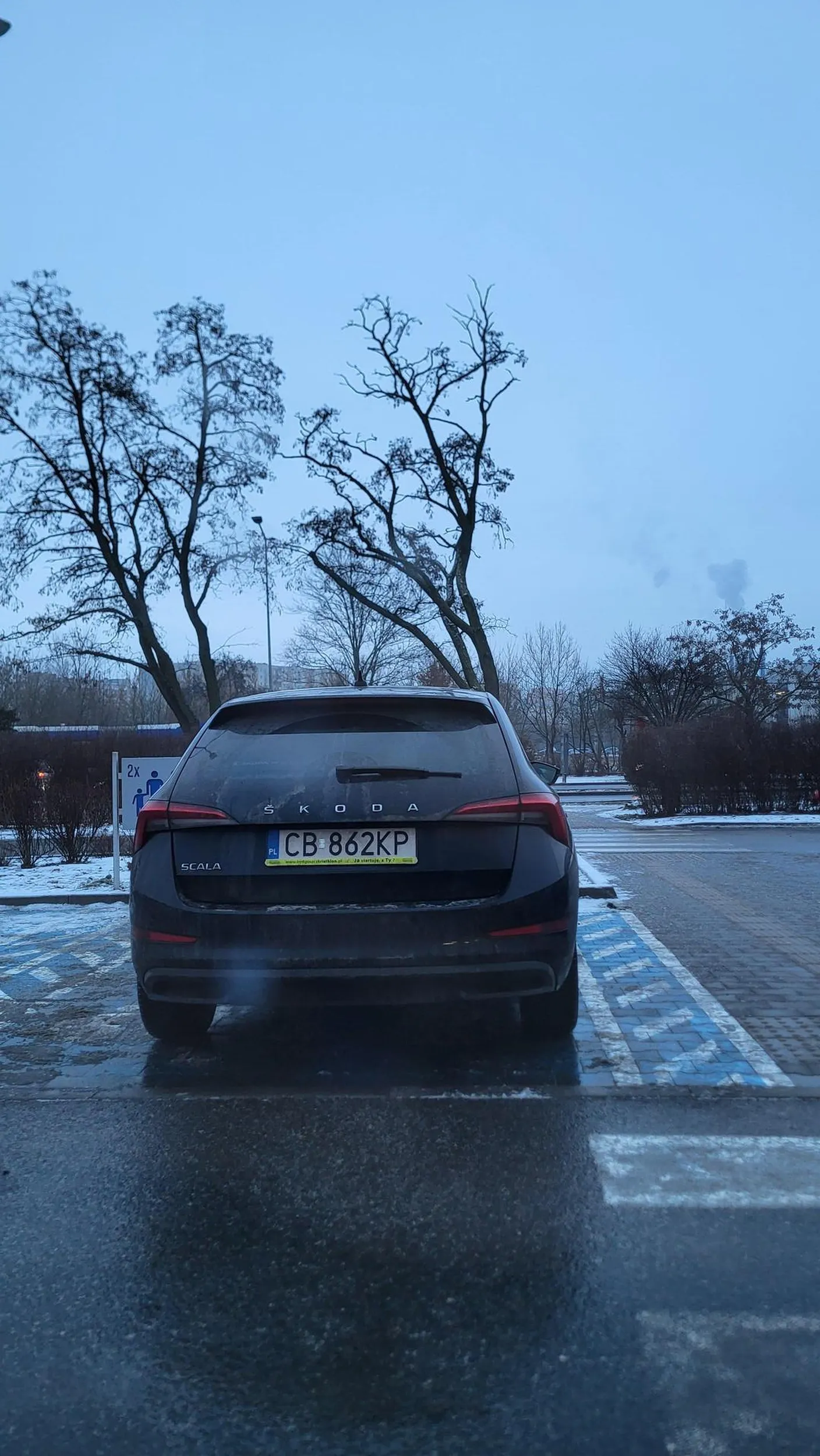 Kobieta zajmuje bezczelnie miejsca parkingowe przeznaczone dla rodzin z dziećmi mimo ze do sklepu przyjechała sama.