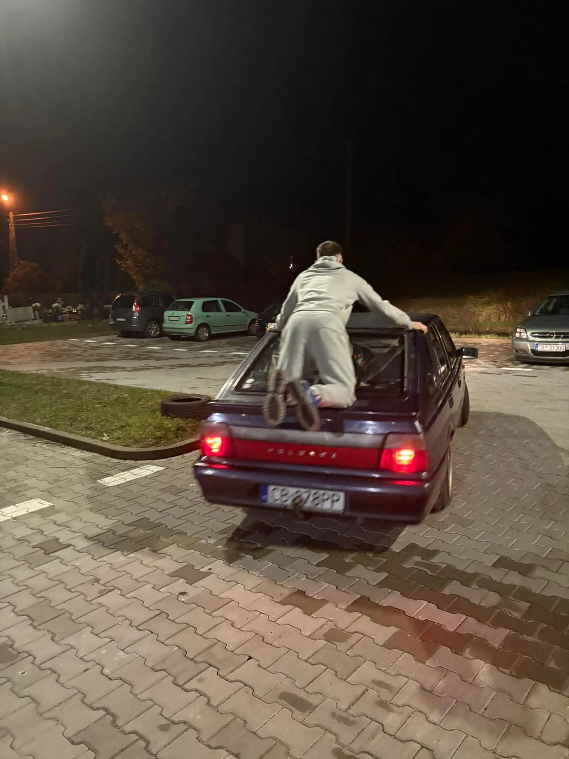 Pozdrawiam dwoch mlodych chlopaczkow, upalaja poloneza na parkingu zamiast siedziec w ekranach. Powrocila nadzieja w mlode pokolenie!1!1!1!