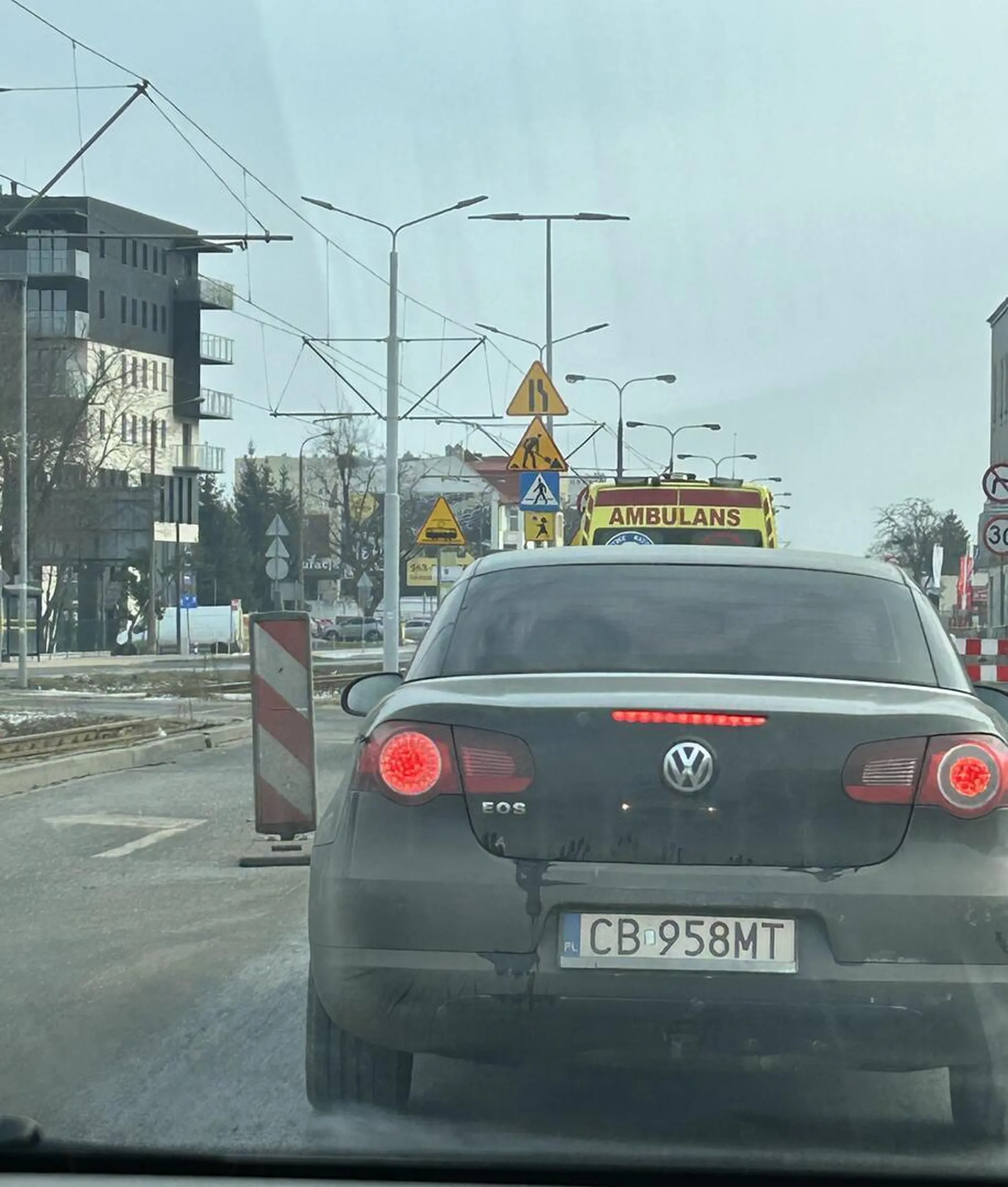 Kierowca powinien natychmiast wrócić na kurs prawa jazdy, bo jego „umiejętności” prawie skończyły się wypadkiem