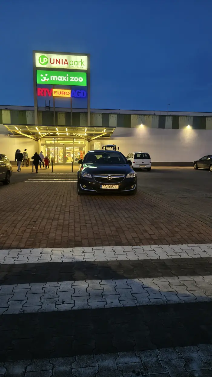 Człowiek ewidentnie ma coś z głową, parkuje na pasach.