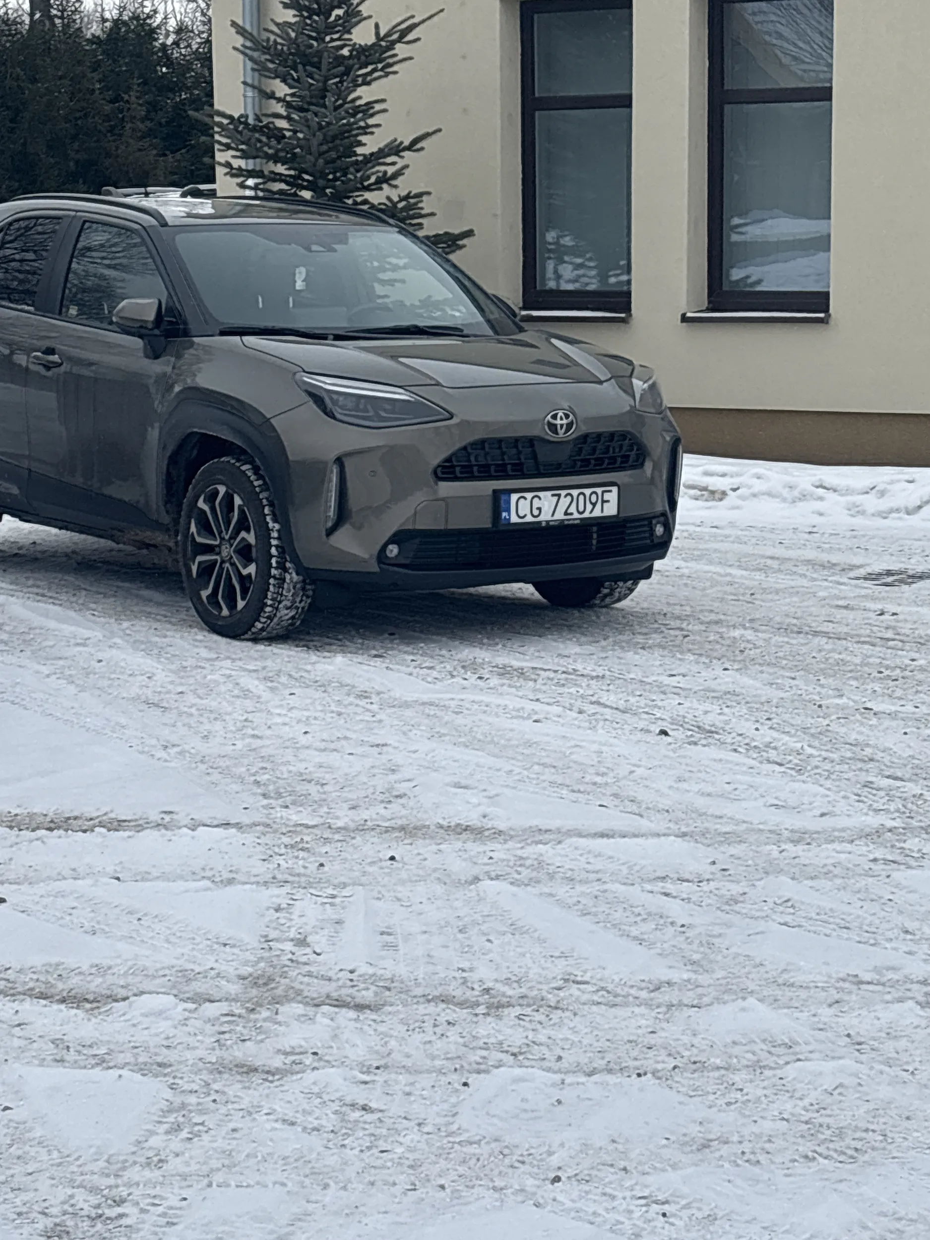 Widać że prowadzić auta nie umie a za rządzenie gmina się bierze Pusty parking a Gwiada na środku stanąć musi