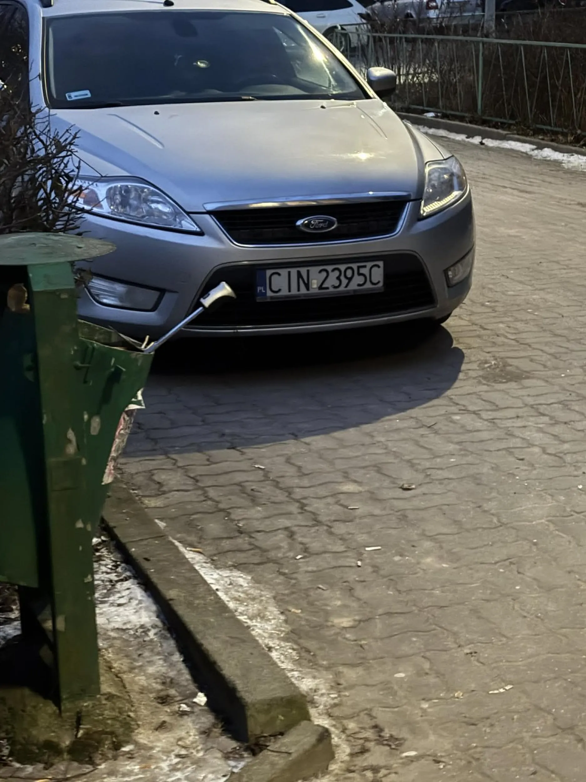 parkuje w niedozwolonych miejscach blokuje wjazd