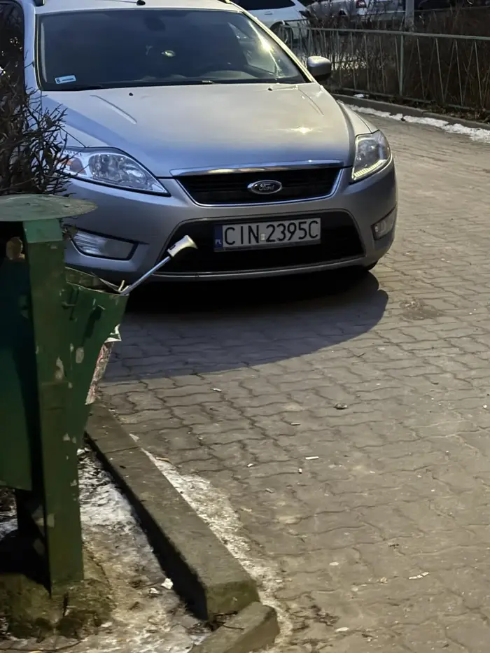 parkuje w niedozwolonych miejscach blokuje wjazd