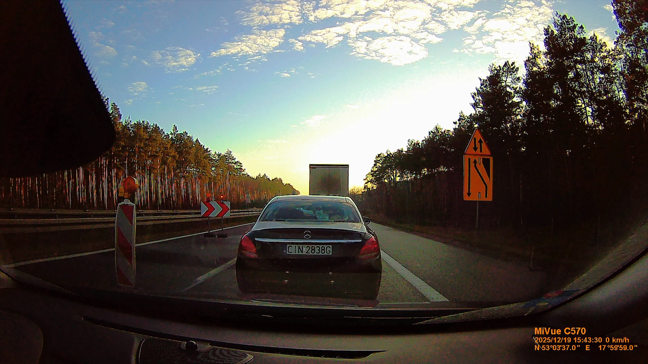 Balas nie potrafi jezdzic na suwak. Cham wpycha sie na chama