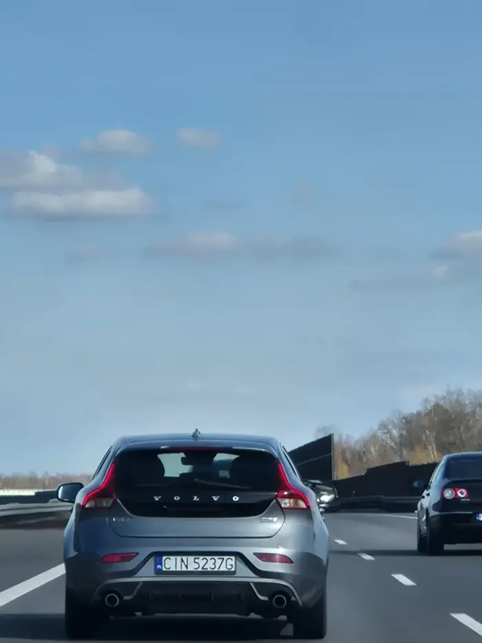 Kierowca umyślnie na autostradzie zaczął spychać nasz samochód z lewego pasa na pobocze. Mimo trąbienia nie reagował.
