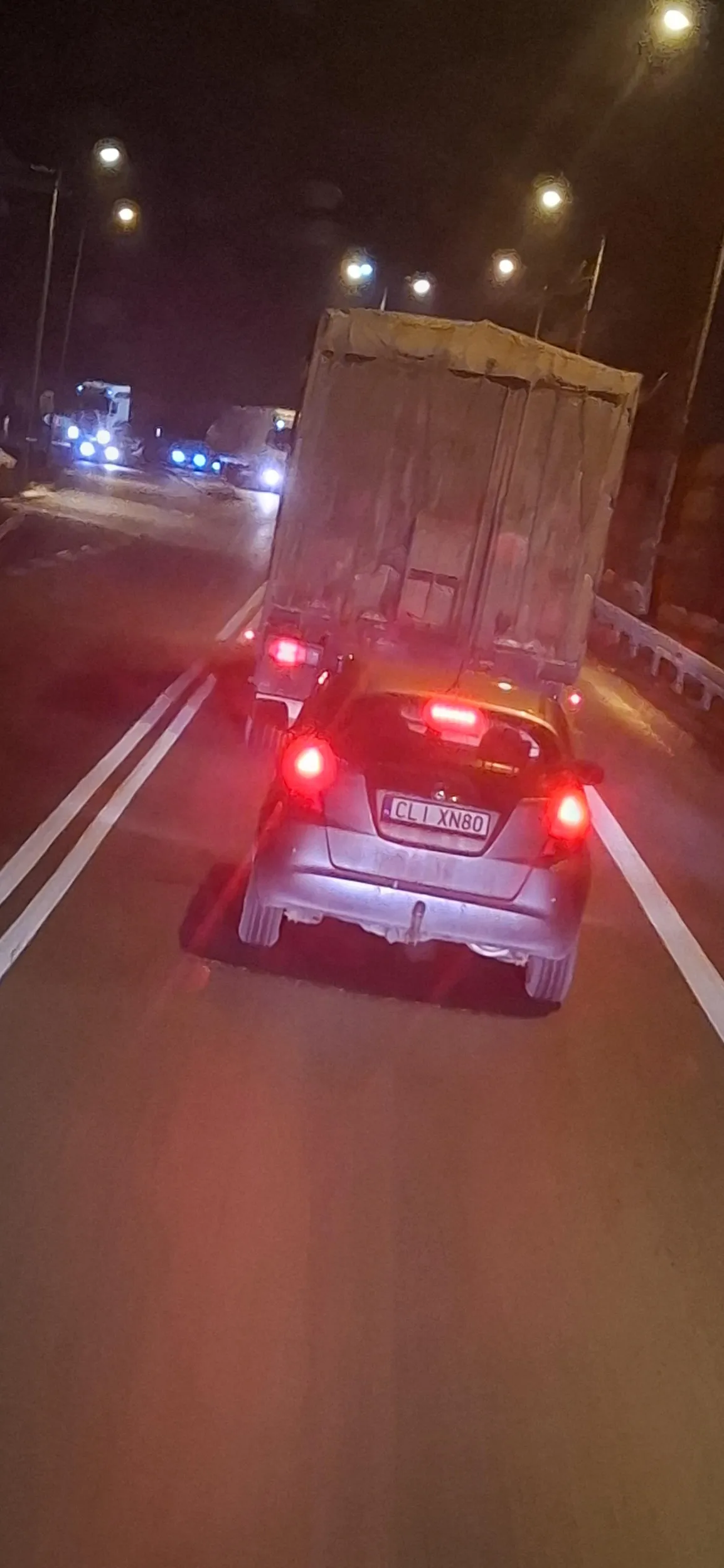 Pakuję sie na pałe przed kabinę i hamuje zjeb. Wyprzedzanie na podwójnej ciągłej, zakręcie czy przejściu dla pustaka ze zdjęcia norma...