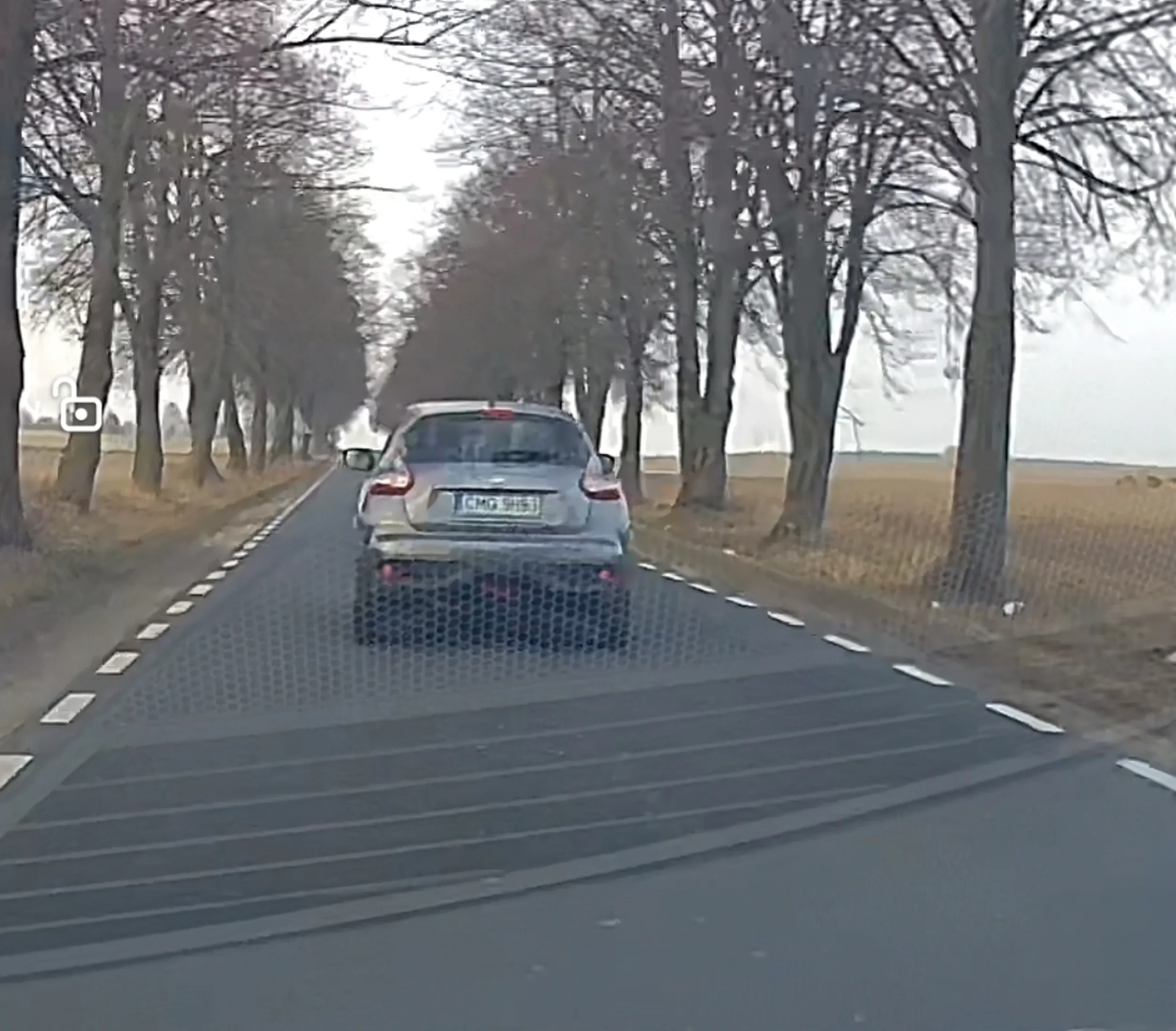 Jedzie środkiem 60km/h gdzie dozowolone jest 90... Nie daje się wyprzedzić. Gdy już zjechał, to spycha podczas wyprzedzenia... Wyglądał na pijanego, niestety spieszyłem się i nie miałem czasu wzywać policji... Następnym razem nie mieszkam.