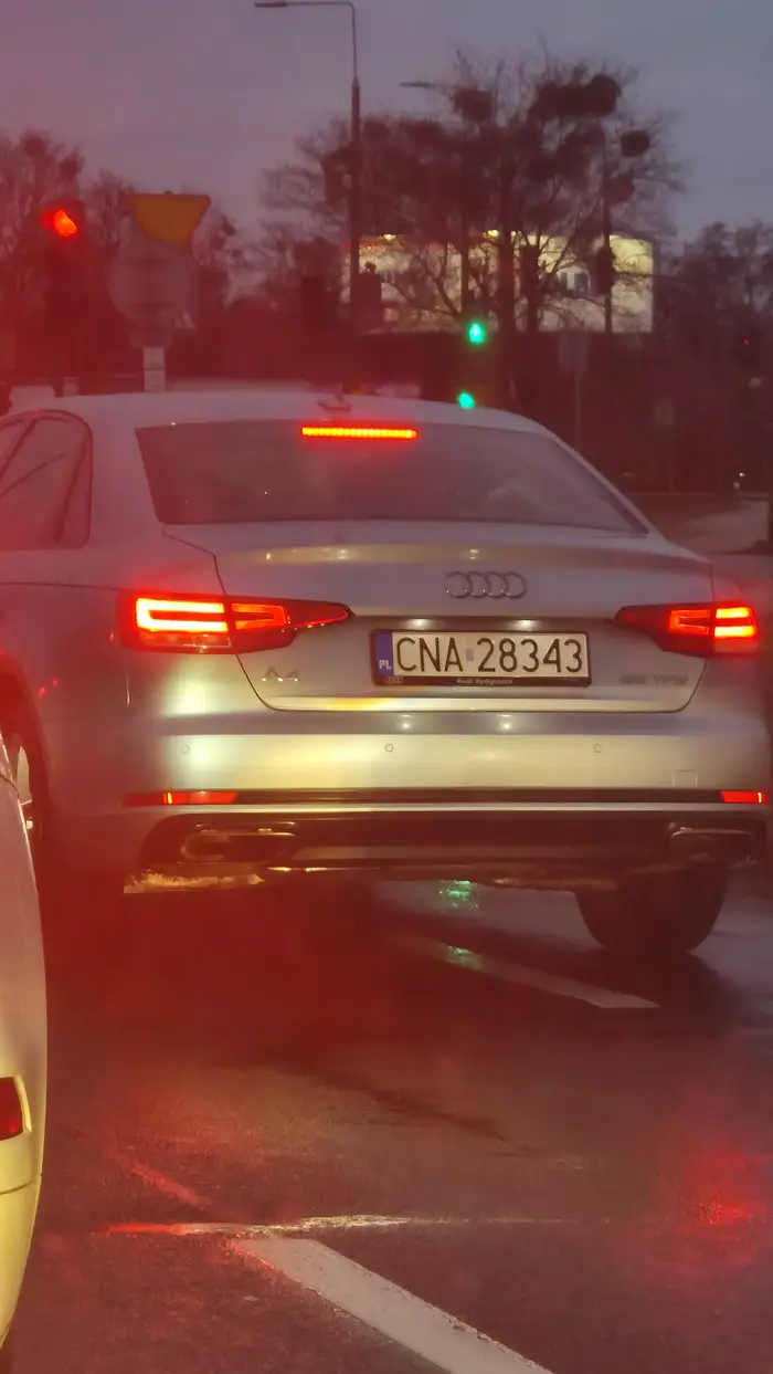 Wjeźdza na zajety pas spychajac mnie z pasa po ktotym sie poruszam