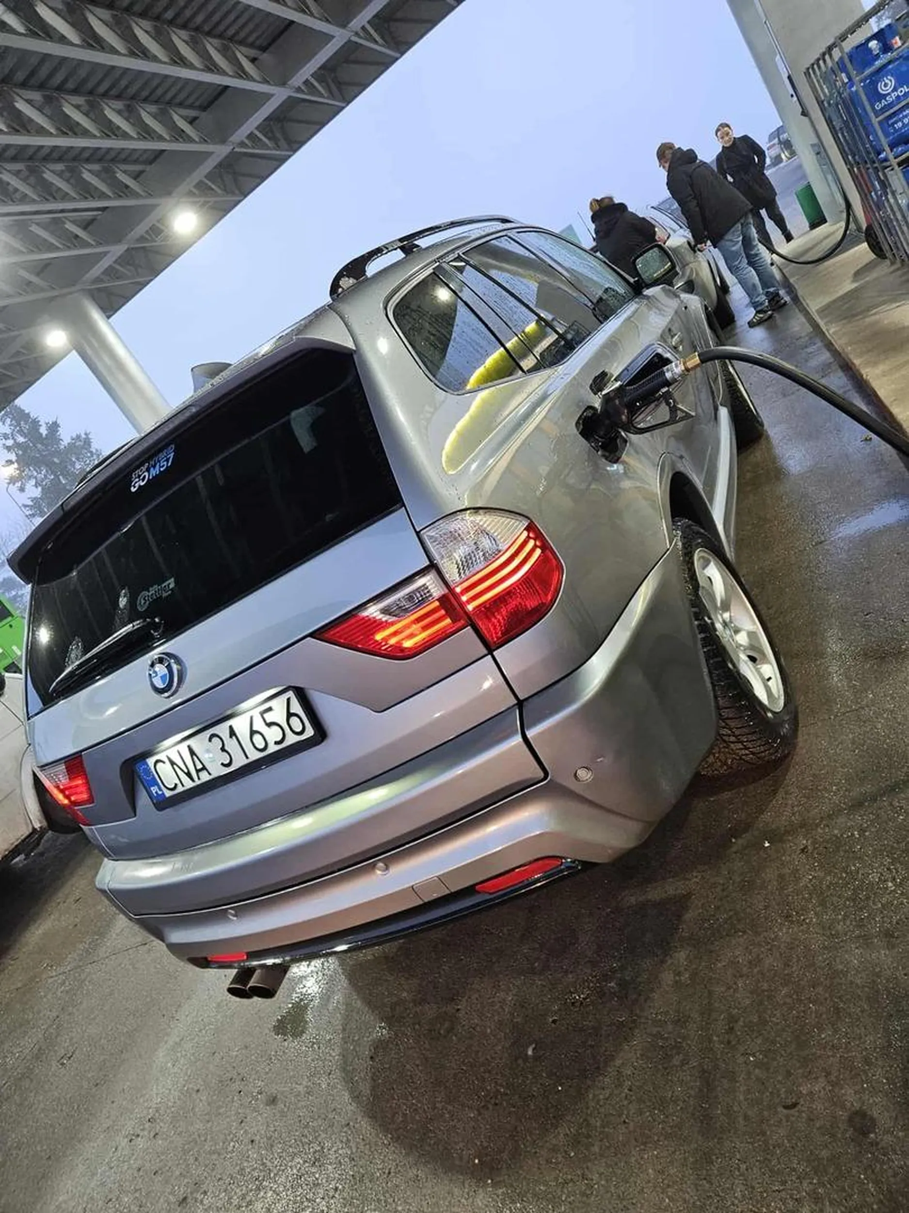 Uwaga na gościa. Tankuje i nie odjeżdża potem wszystkim fakery do okoła i trąbi. Typowy kierowca bmw