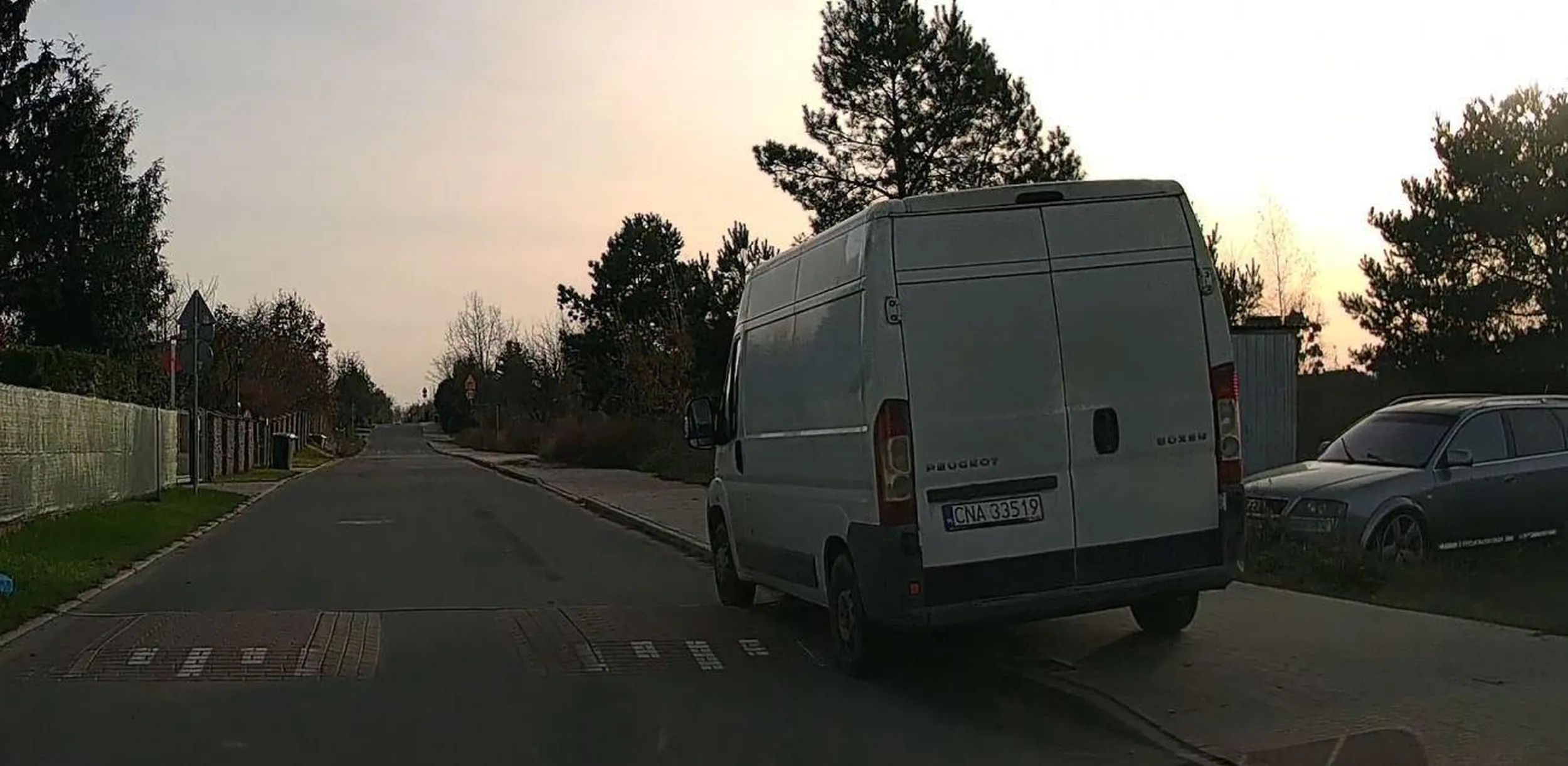 aleś pięknie stanął, nie można po prostu na jezdni?