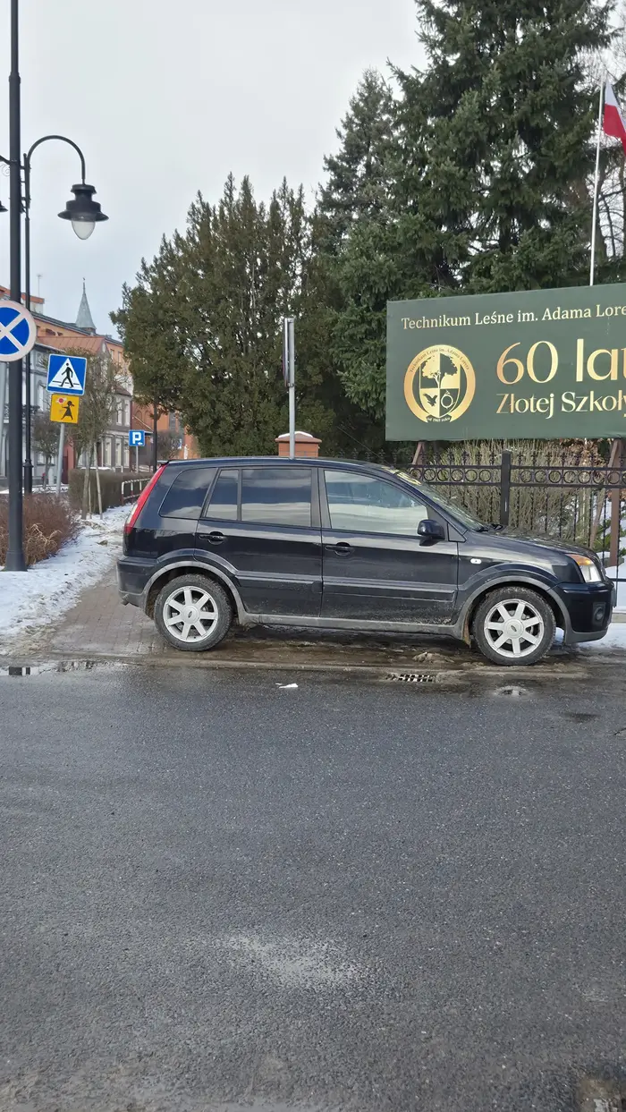 Staje jak parówa na chodniku