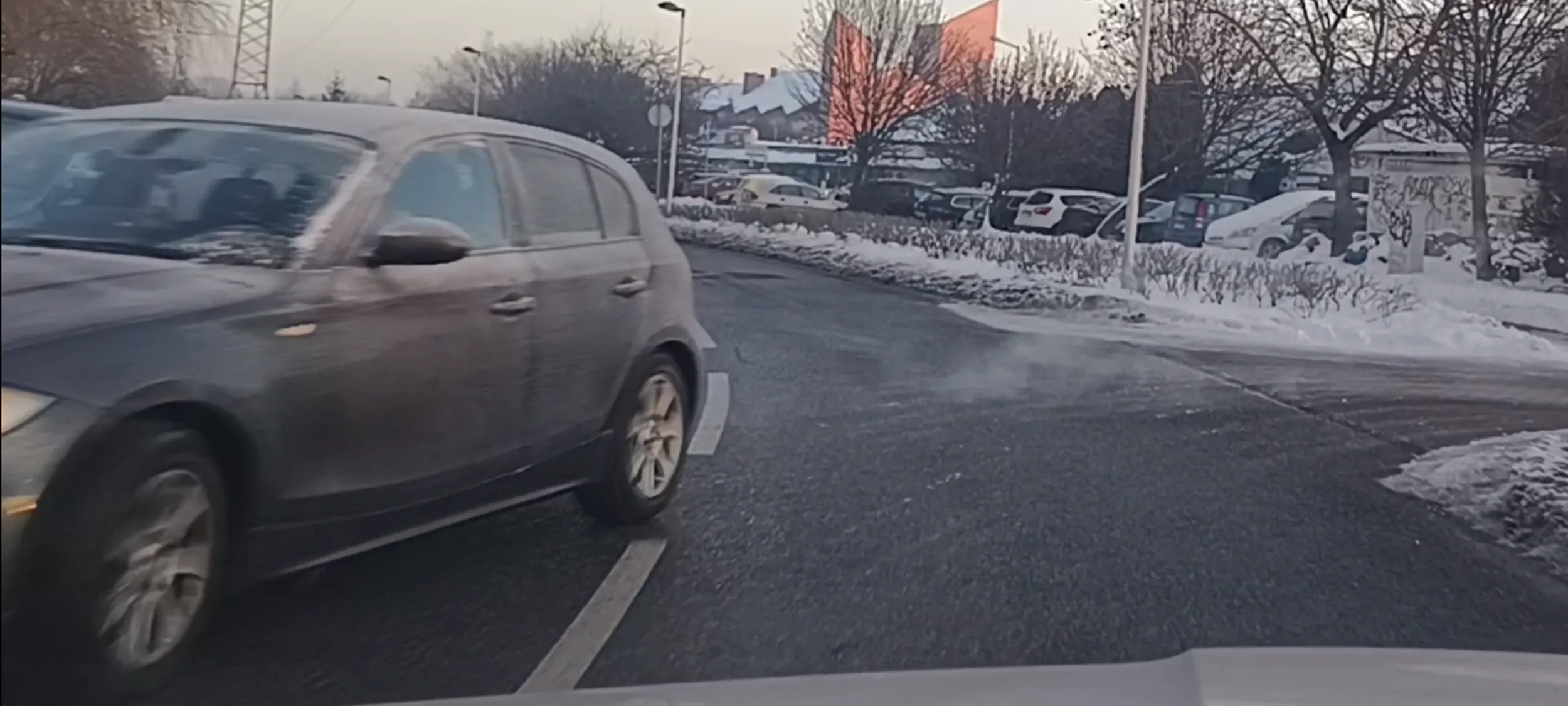 Bandyta drogowy w Warszawie włączając się do ruchu nie ustępuje pierwszeństwa przejazdu na drodze publicznej . Prawie doszło do kolizji. Do tego bandyta nic oczyścił szyb z lodu i nie wie co się wokół niego dzieje.