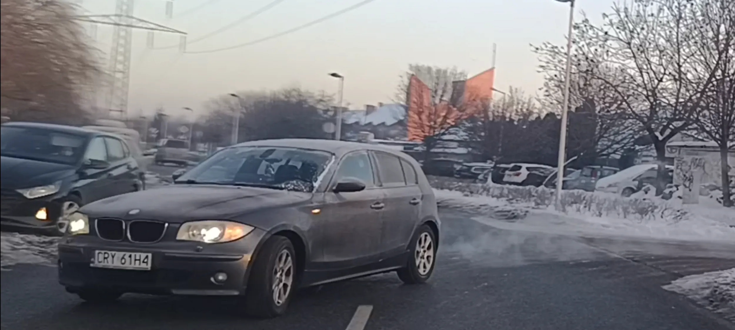 Bandyta drogowy w Warszawie włączając się do ruchu nie ustępuje pierwszeństwa przejazdu na drodze publicznej . Prawie doszło do kolizji. Do tego bandyta nic oczyścił szyb z lodu i nie wie co się wokół niego dzieje.