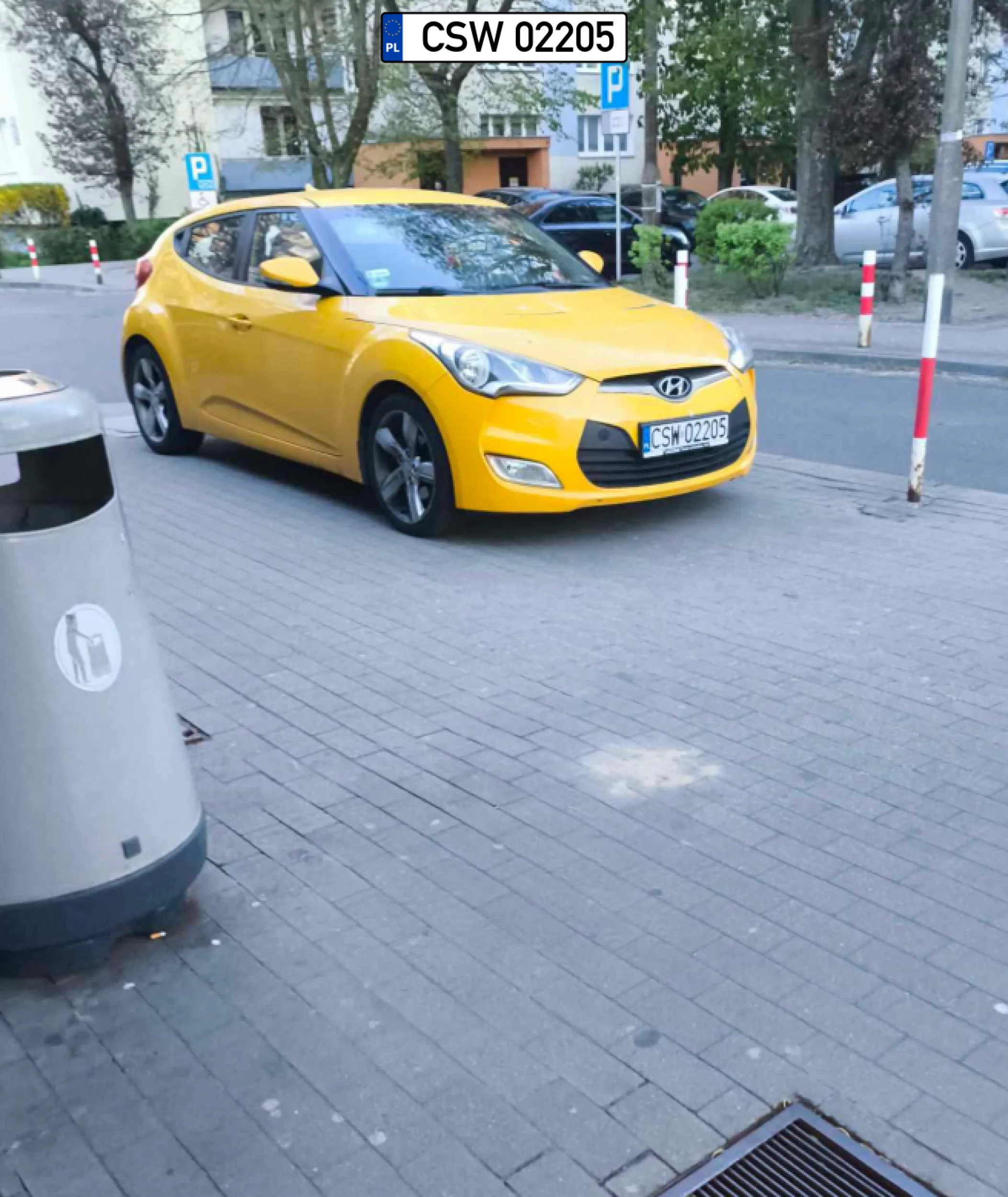 Miał pecha bo ktoś mu postawił śmietnik bo inaczej by do środka mógł wjechać