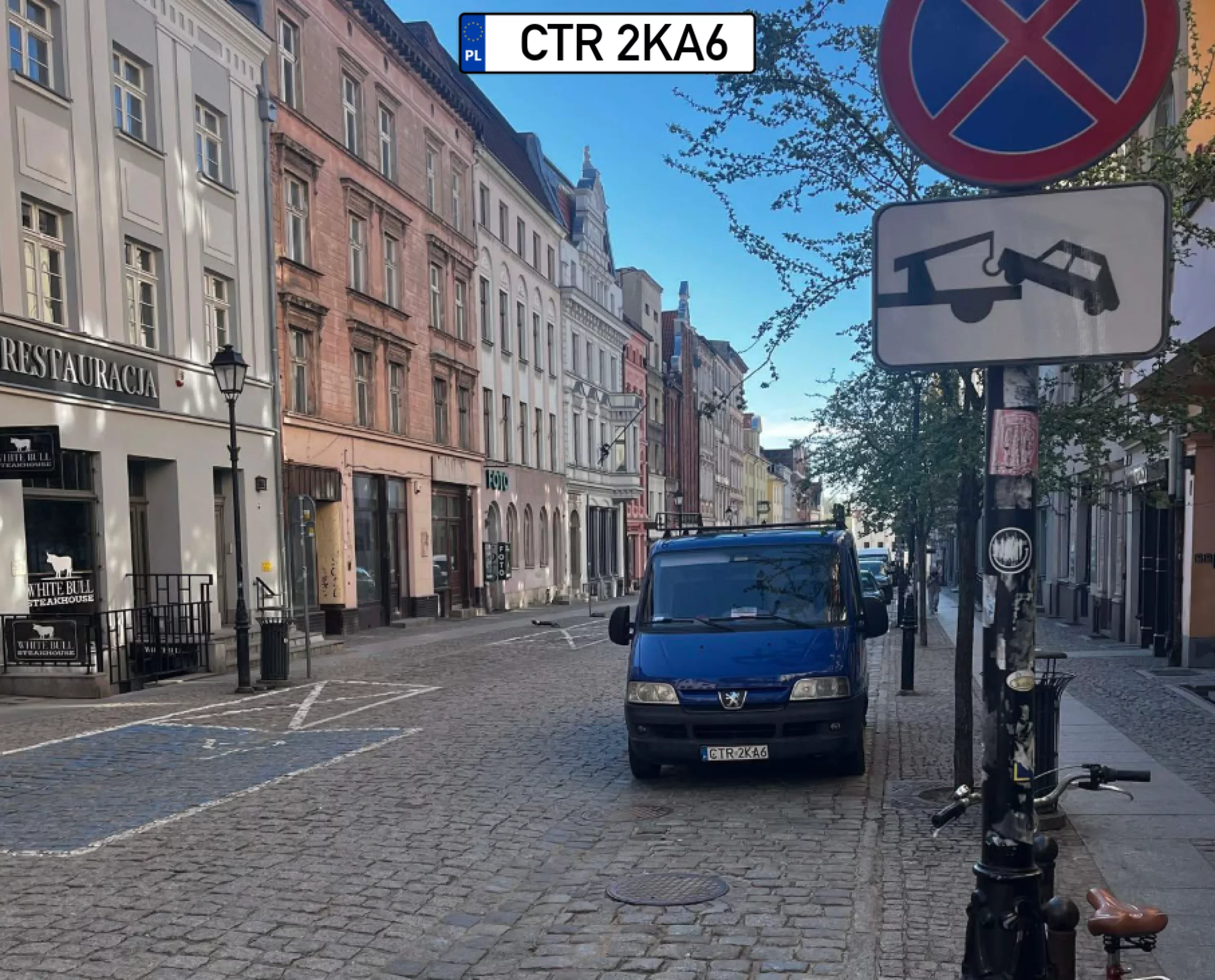 Kto by się przejmował taką tabliczką, a co to może są znaki zastanawia się kierowca.