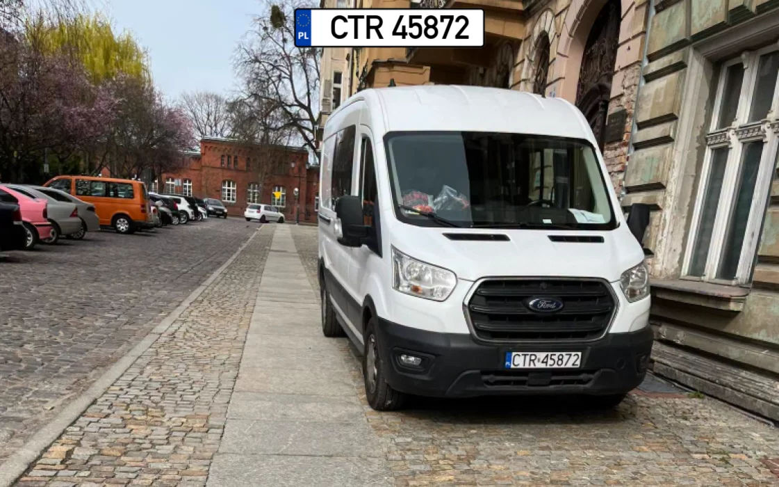 Myśli że jak ma dostawczaka to może stać 2h komuś pod oknem. Wystarczyło przeparkować bo miejsc jest dużo.