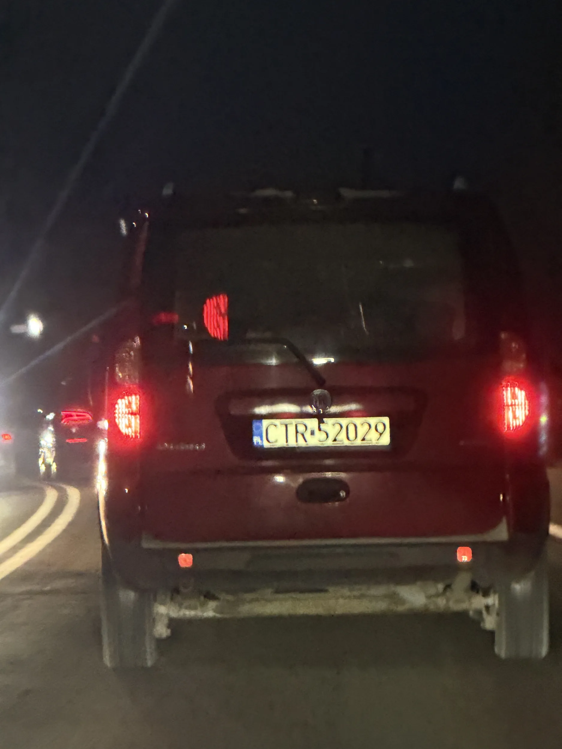 Kierowca stwarza zagrożenie w ruchu lądowym, wyprzedza na lini ciągłej powoduje dużo zagrożenie. Sprawa zgłoszona