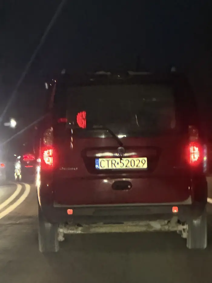 Kierowca stwarza zagrożenie w ruchu lądowym, wyprzedza na lini ciągłej powoduje dużo zagrożenie. Sprawa zgłoszona