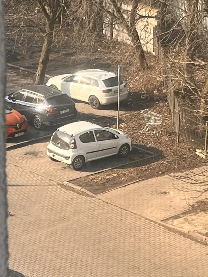 takie małe auto a i tak zaparkuje na dwóch miejscach. Na parkingu nie ma gdzie auta zostawić a ty zostawiasz byle jak i idziesz, pomyśl trochę