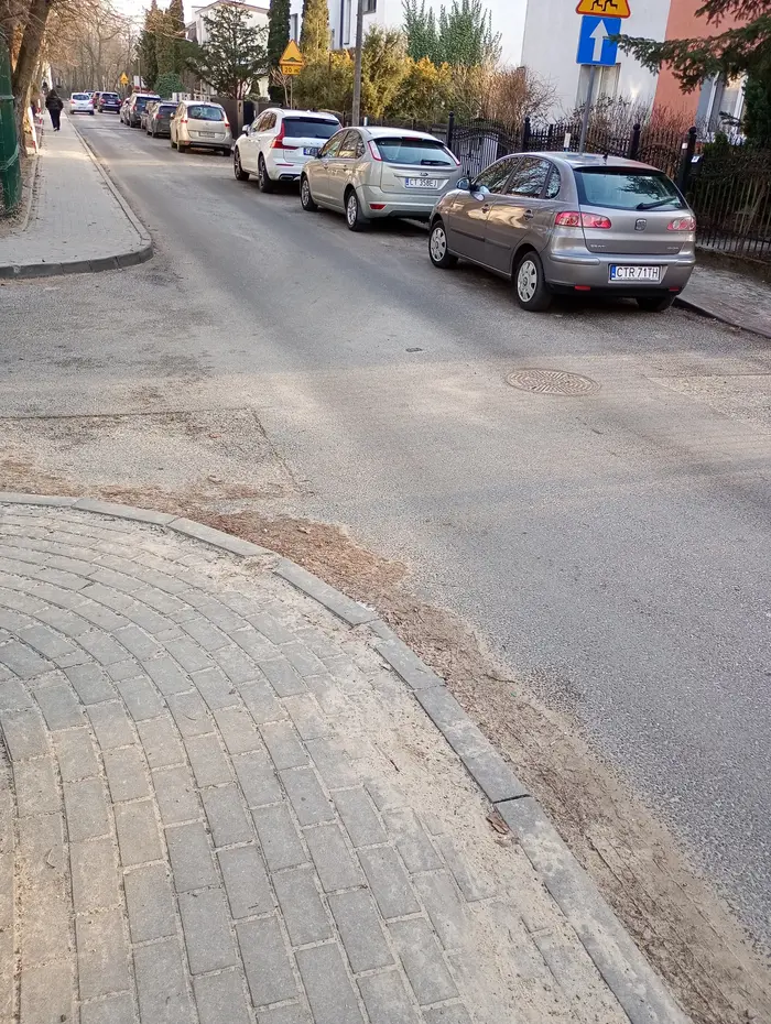 Nagminnie parkuje na skrzyżowaniu...