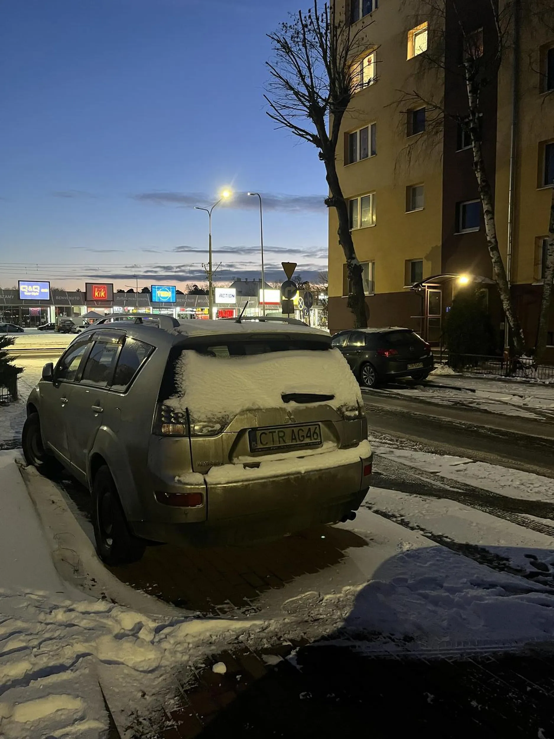 Parkuje w poprzek na osiedlu