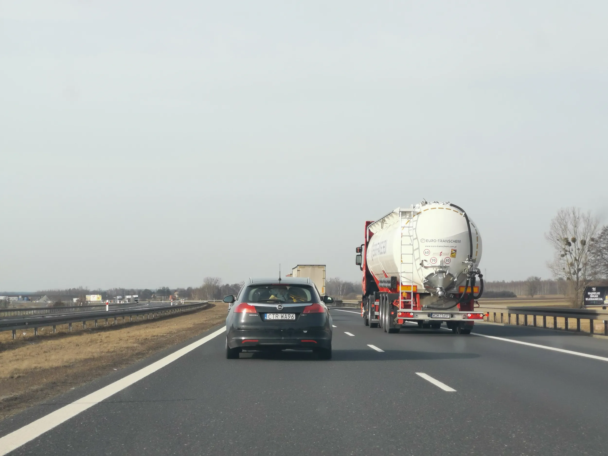 Gość jedzie na autostradzie lawirując na prawo i lewo wioząc całą rodzinę. Mi też się nie podoba, że ciężarówki się wyprzedzają, ale chłopie, zadbaj o życie swojej rodziny i innych uczestników ruchu!