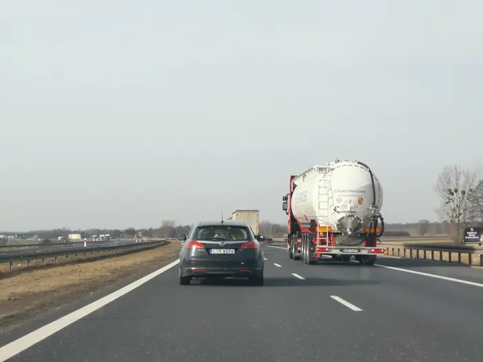 Gość jedzie na autostradzie lawirując na prawo i lewo wioząc całą rodzinę. Mi też się nie podoba, że ciężarówki się wyprzedzają, ale chłopie, zadbaj o życie swojej rodziny i innych uczestników ruchu!