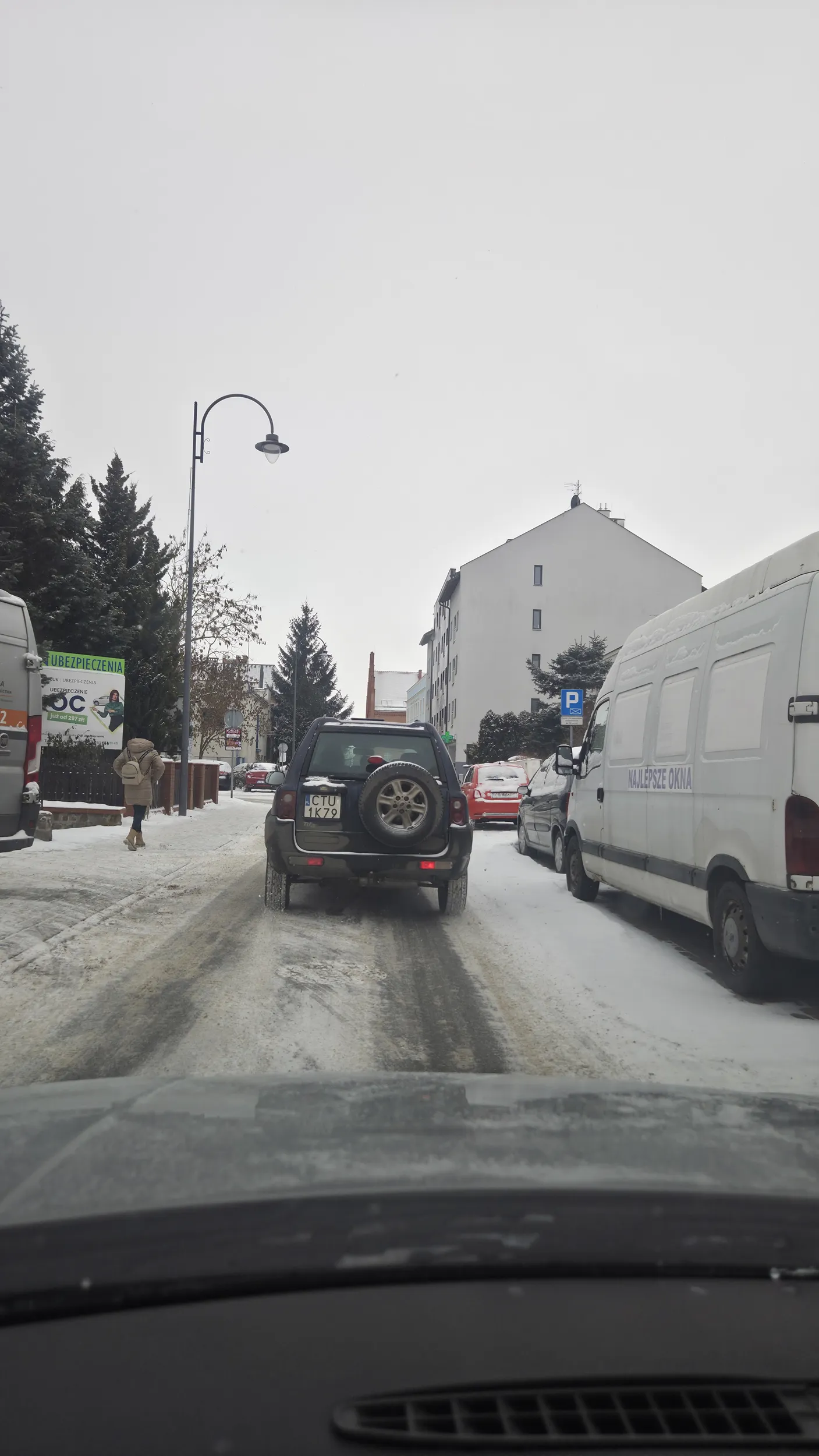 Wymusza pierwszeństwo w bezczelny sposób wyjeżdżając z parkingu tyłem