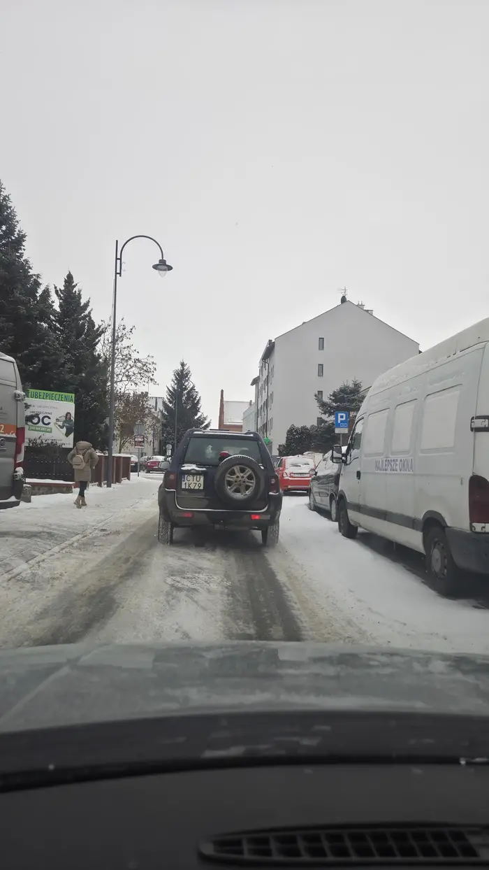 Wymusza pierwszeństwo w bezczelny sposób wyjeżdżając z parkingu tyłem