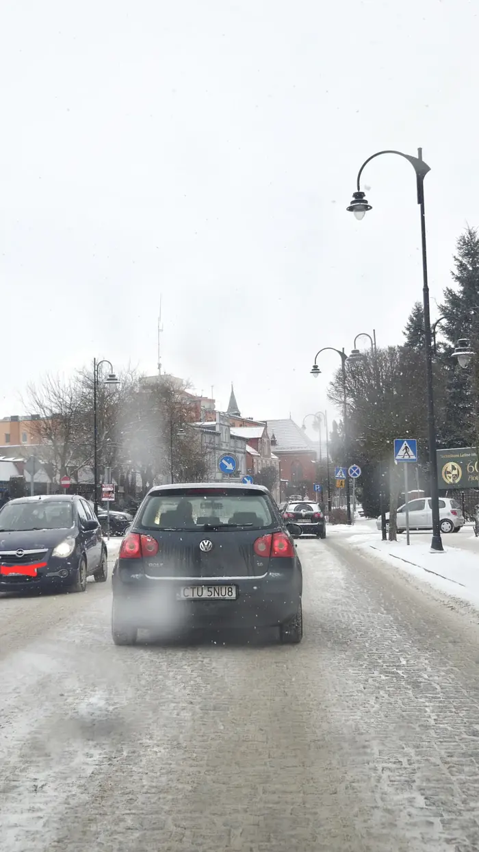 Gratuluję brawury, współczuję głupoty. Koleś zaczął od wymuszenia pierwszeństwa wyjeżdżając z miejsca, w które nie powinien w ogóle wjechać, bo jest tam wyraźny zakaz, po czym prawie potrącił dwie kobiety na przejściu dla pieszych, które już na nie wchodziły, bo panu wielmożnemu się strasznie, ale to strasznie spieszyło tylko po to by za 3 sekundy skręcić. Cała akcja miała miejsce w Tucholi na odcinku od drogerii natura do muzeum.