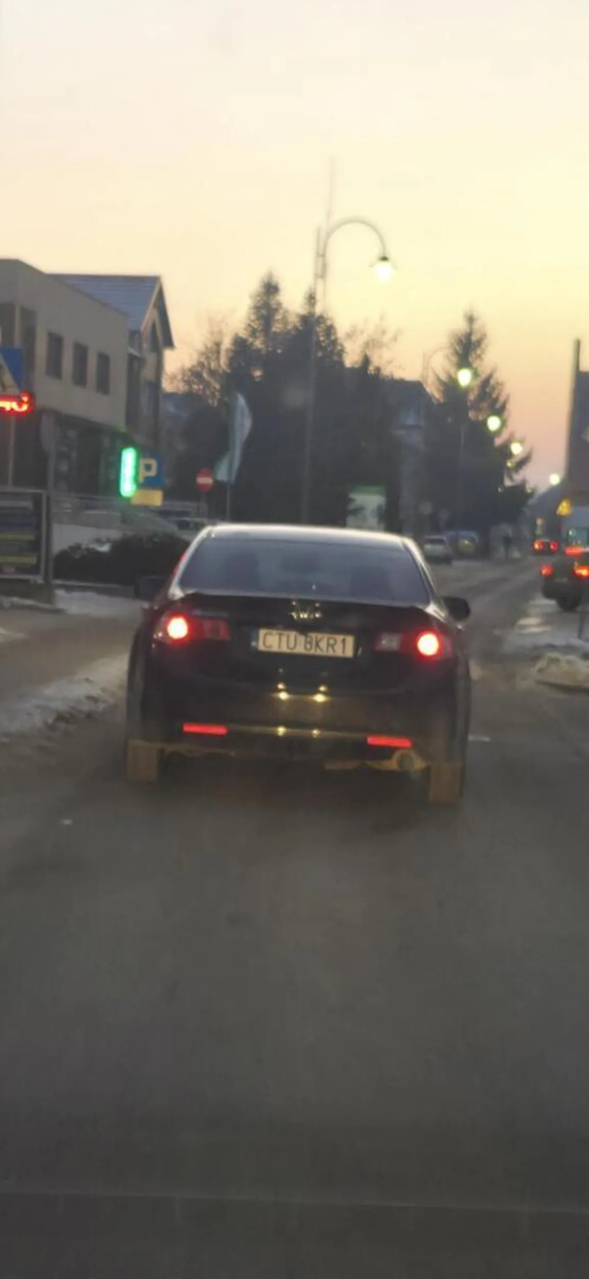 Wymusza w bezczelny sposób pierwszeństwo wyjeżdżając z parkingu po czym gwałtownie hamuje bez przyczyny.