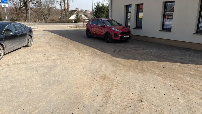 Najważniejsze że stoje na cieniu a to że z parkingu autobus nie wyjedzie już mnie to nie obchodzi. Bo moje autko na cieku stoi