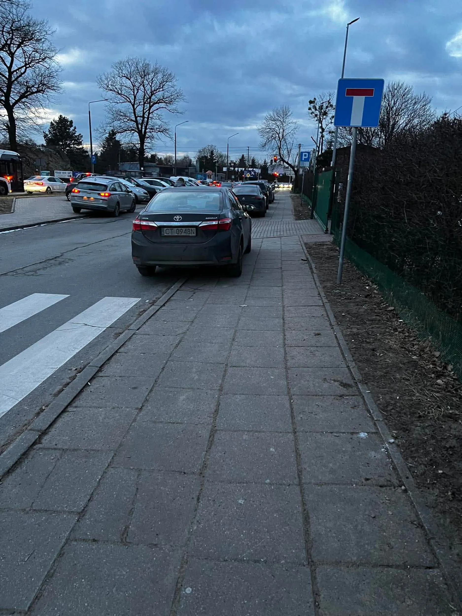 Parkowanie w odległości mniejszej niż 10 m od przejścia dla pieszych.