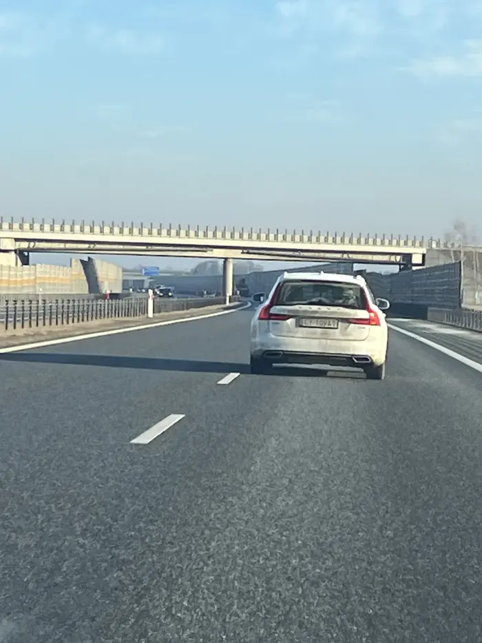 Sytuacja na bramkach autostrady A1 w kierunku Gdańska. Równocześnie pobieraliśmy bilety, ja z lewej bramki, kierowca z prawej. Oba pasy łączyły się w jeden wjazd na autostradę. Kierowca z prawej strony gwałtownie przyspieszył, aby uniemożliwić mi włączenie się do ruchu, mimo że wjazd wymagał naprzemiennego zjazdu. Manewr był dynamiczny i stworzył niepotrzebne zagrożenie. Zachowanie wyglądało na celowe i agresywne