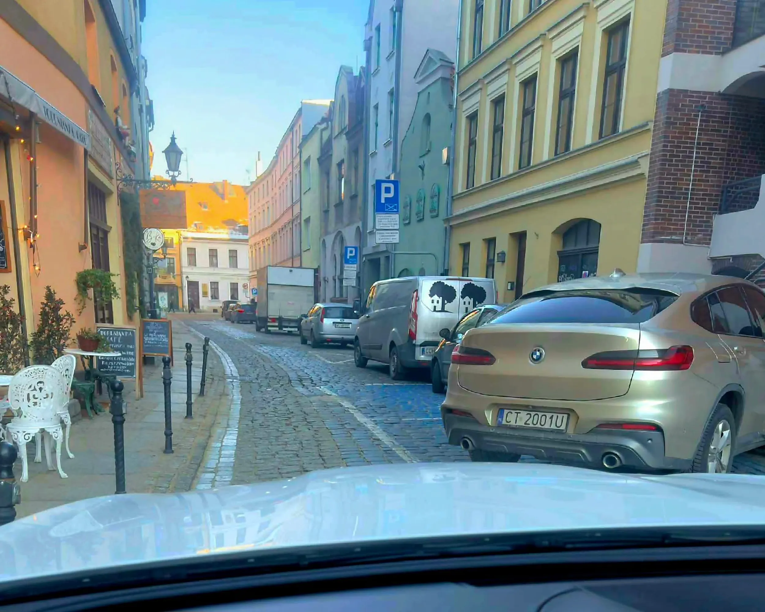 Czas nauczyć się parkowac. Kolego zablokowałeś przejazd