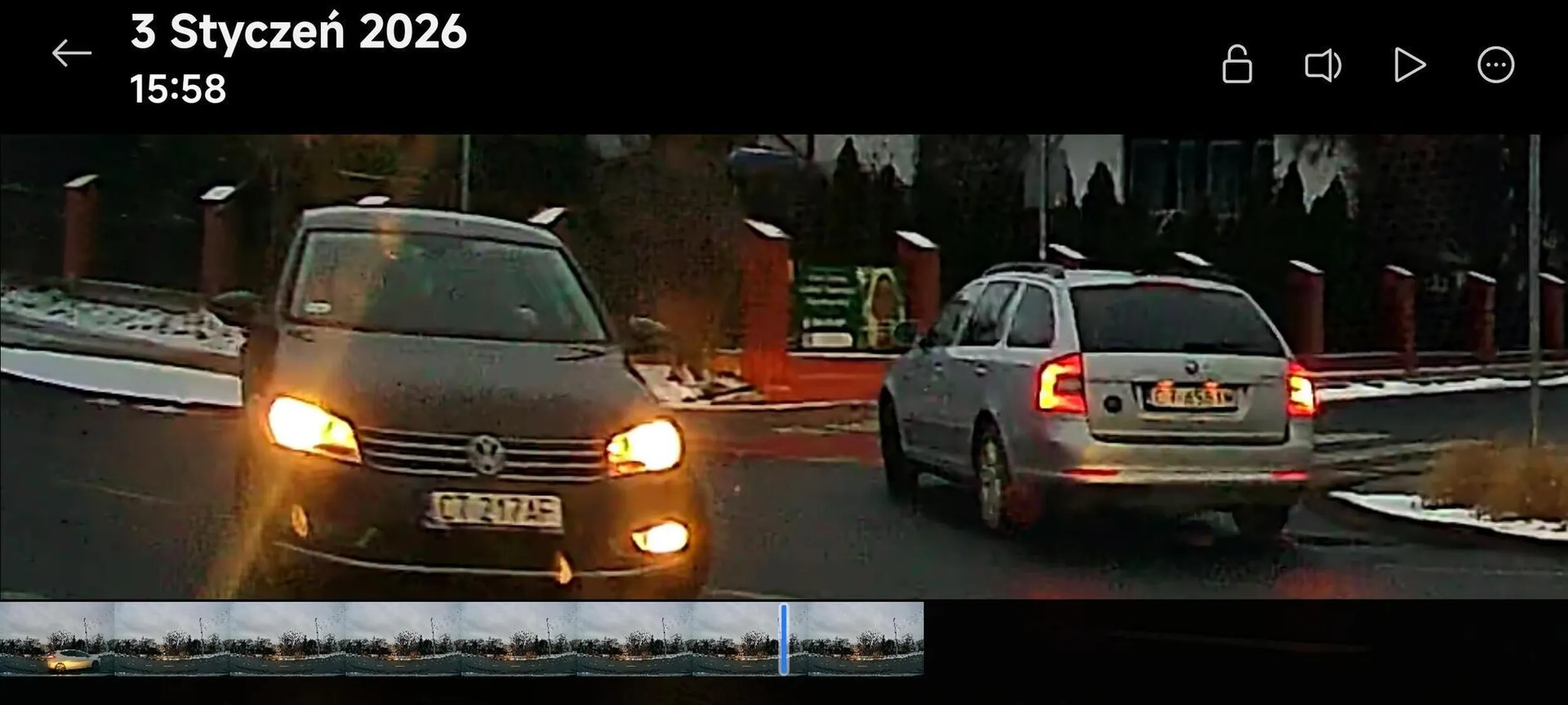 Uwaga na niego. Prawie rozbił mi auto. Wymusił na mnie pierwszeństwo jadąc w lewo na nakazie jazdy w prawo.q Toruń, koniuchy, okolice sklepu Torimpex.