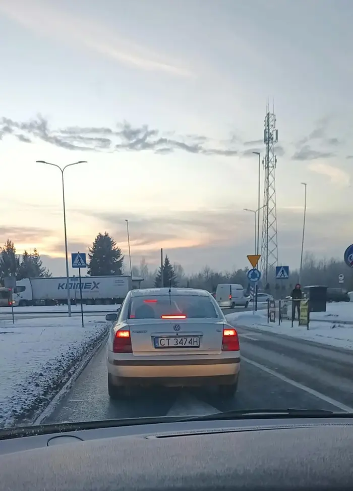 Ty pałko, wpychasz się na pas przed rondem na żyletki. Mało brakowało a byś mi przerysował samochód. Uważać na tego cwoka, jeździ po Łodzi .  Rondo Aleja ofiar /Tomaszowska