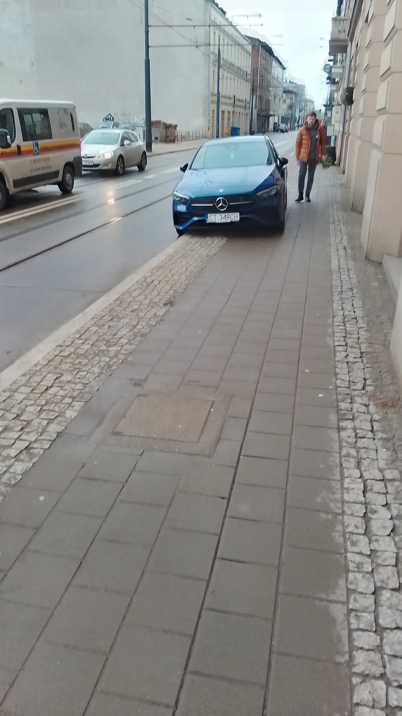 Człowiek nie zna znaków obowiązujących w miejscu, które upodobał sobie do parkowania.