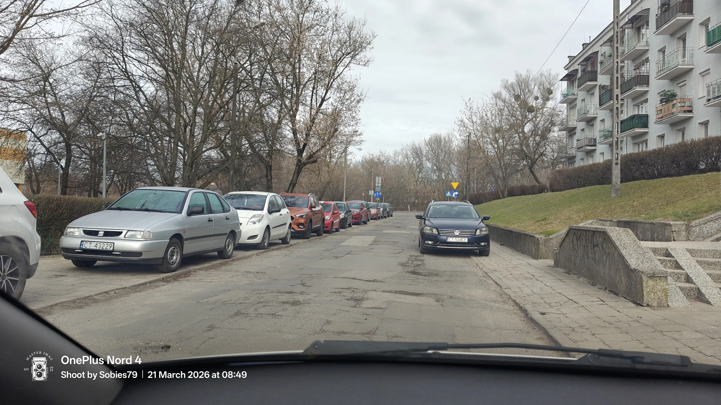 Zaparkował sobie, bo było miejsce, tylko nie pomyślał, że inni kierowcy są zmuszeni, by poczekać aż przejadą ci z naprzeciwka...