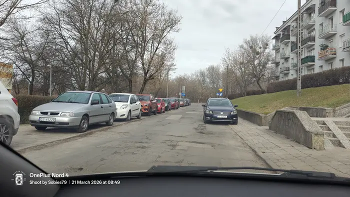 Zaparkował sobie, bo było miejsce, tylko nie pomyślał, że inni kierowcy są zmuszeni, by poczekać aż przejadą ci z naprzeciwka...
