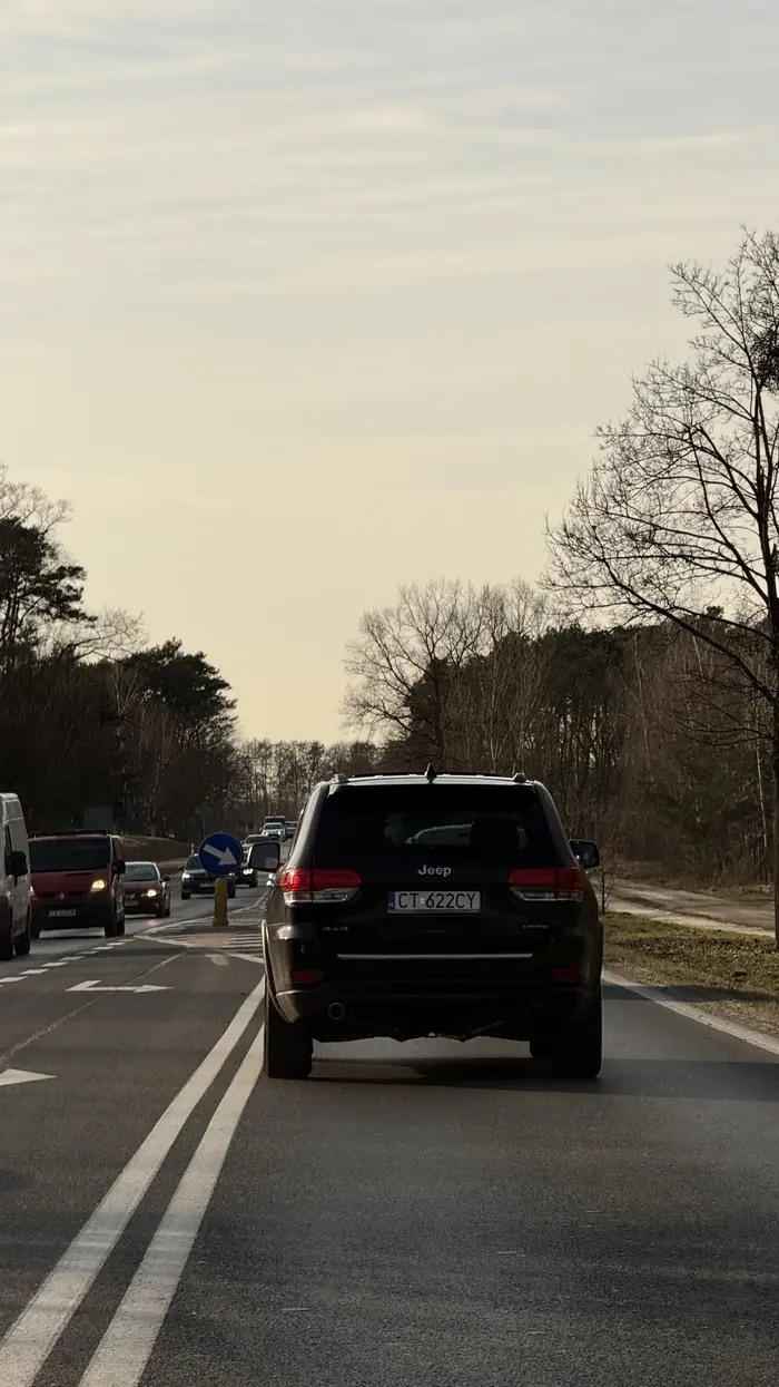 Niewielki rozmiar przyrodzenia kierowcy, wprost proporcjonalny samochód i ego nie pozwala mu zastosować się do przepisów i kultury na drodze.