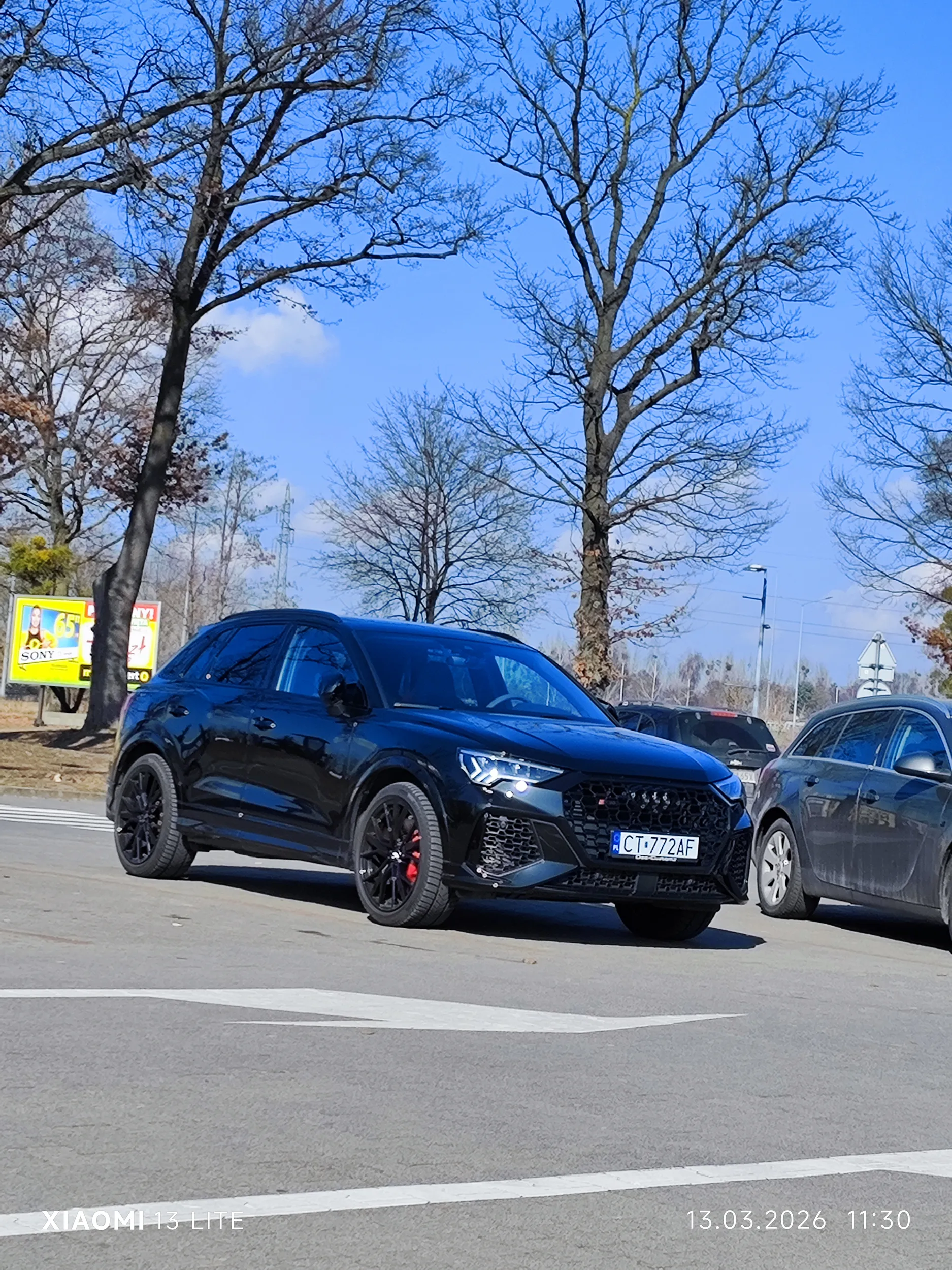 Telefonu użyłem, gdy autobus nie znajdował się w ruchu by udokumentować twoje wyczyn, bo chciałeś do mnie wysiadać Sprowokowałeś całą sytuację, wymuszwnie  pierwszeństwa wjeżdżając na zderzak  i następnie złośliwie wychowałeś autobus pełen ludzi. Gdy sygnalizowałem chęć zmiany pasa, byłeś jeszcze daleko ale na widok kierunkowskazu przyspieszyleś łamiąc limity prędkości i zasady dobrego wychowania.